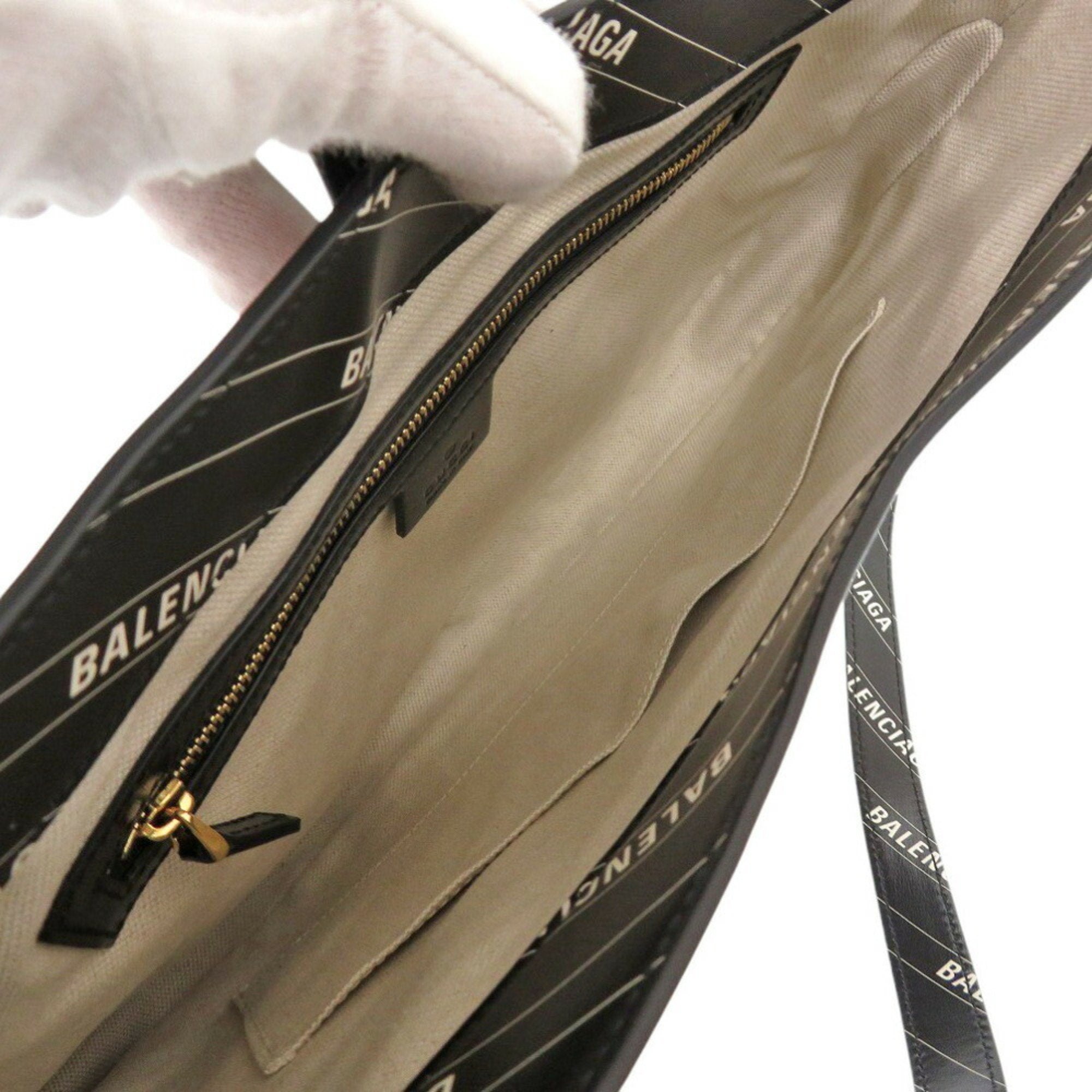 Gucci Black White Leather Shoulder Bag (Pre-Owned)