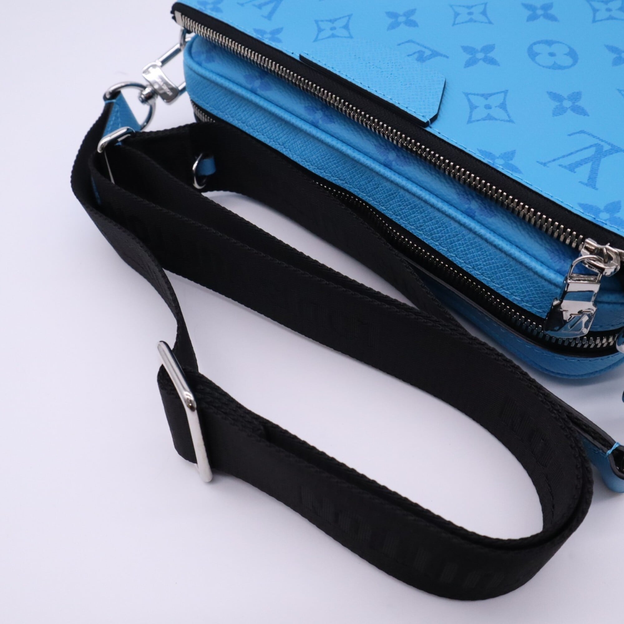 Louis Vuitton Taigarama Blue Leather Shoulder Bag Sling Bag (Pre-Owned)
