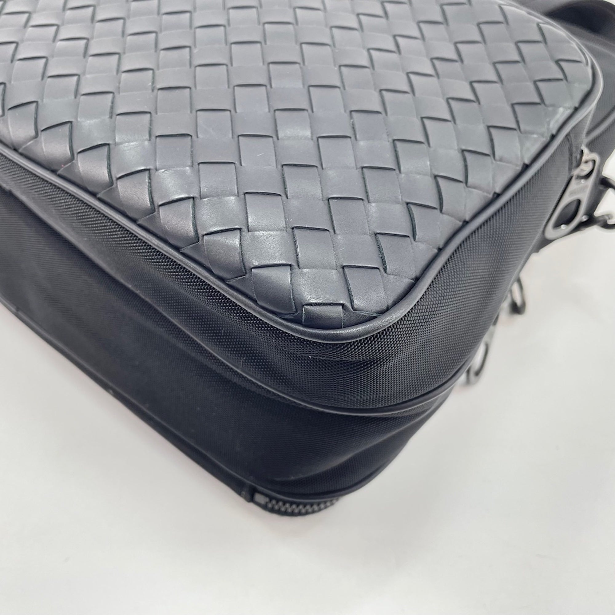 Bottega Veneta Black Intrecciato Shoulder Bag (Pre-Owned)