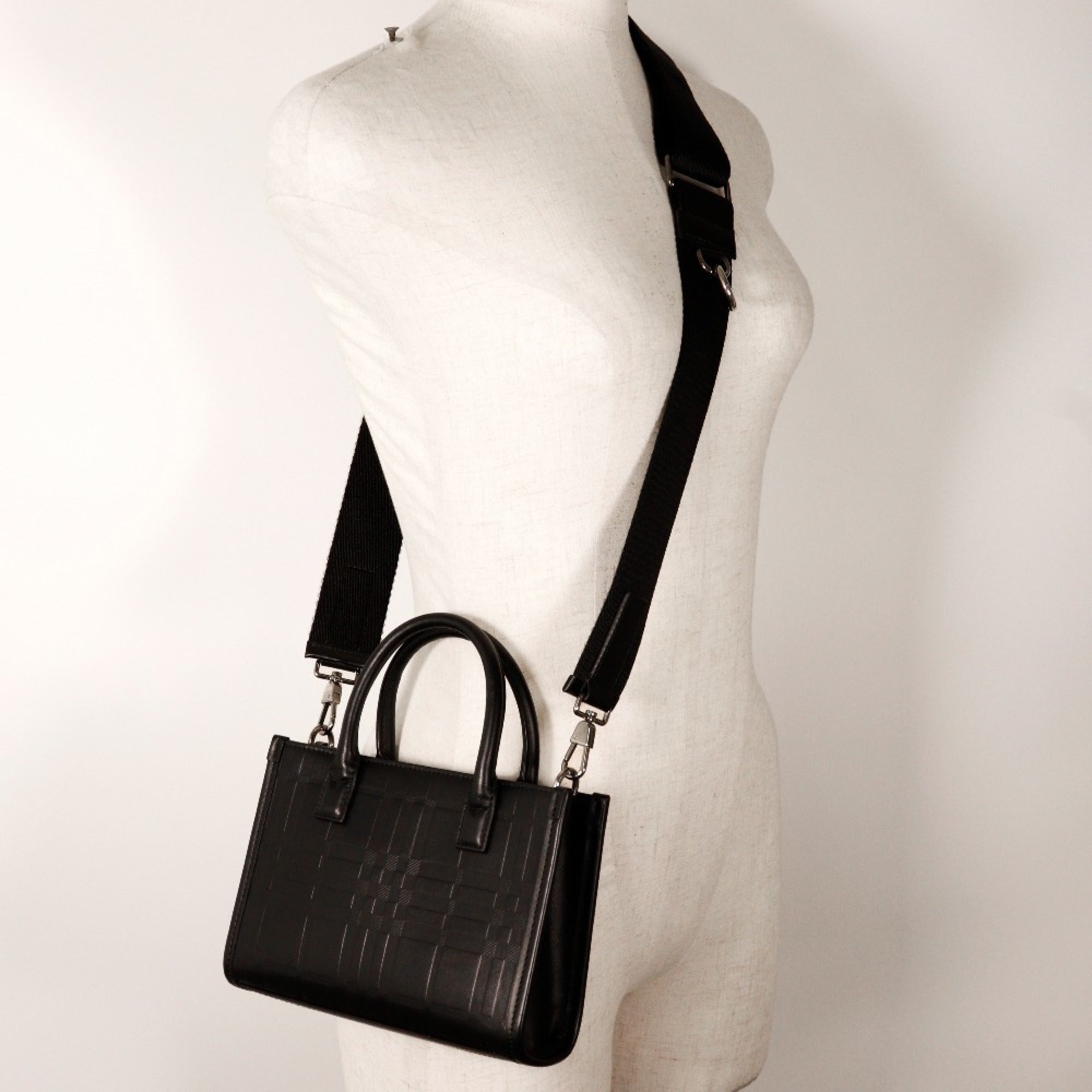 Burberry Black Leather Handbag (Pre-Owned)