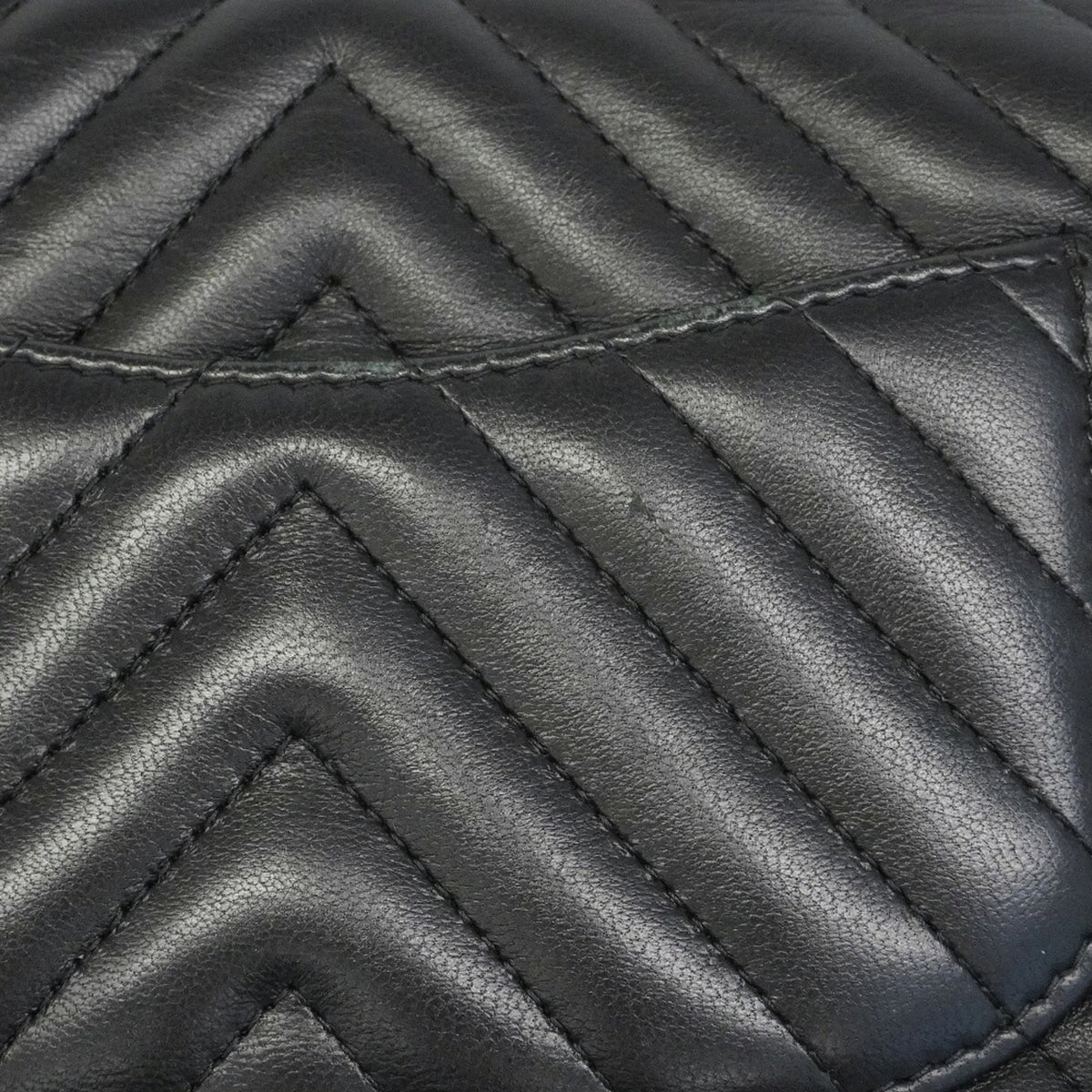Chanel Black Leather Shoulder Bag (Pre-Owned)