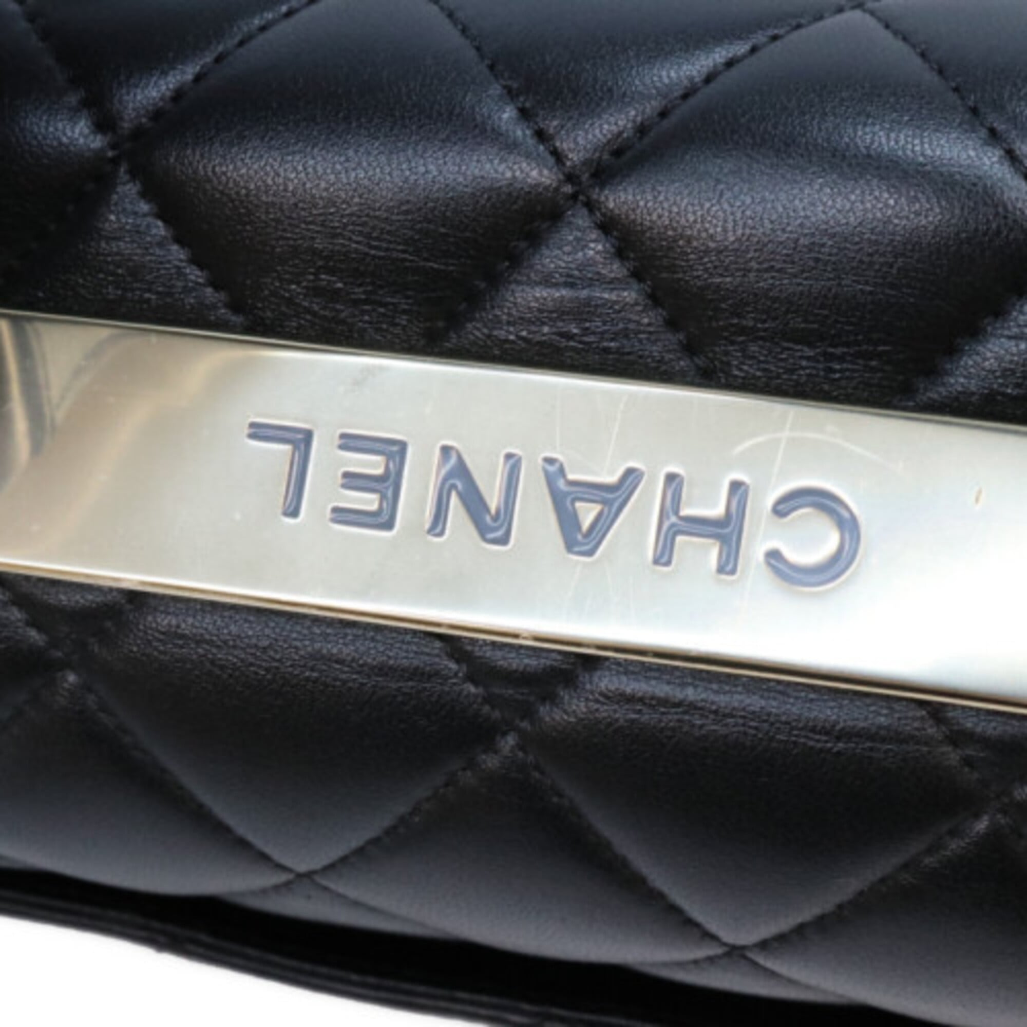 Chanel Black Leather Shoulder Bag (Pre-Owned)