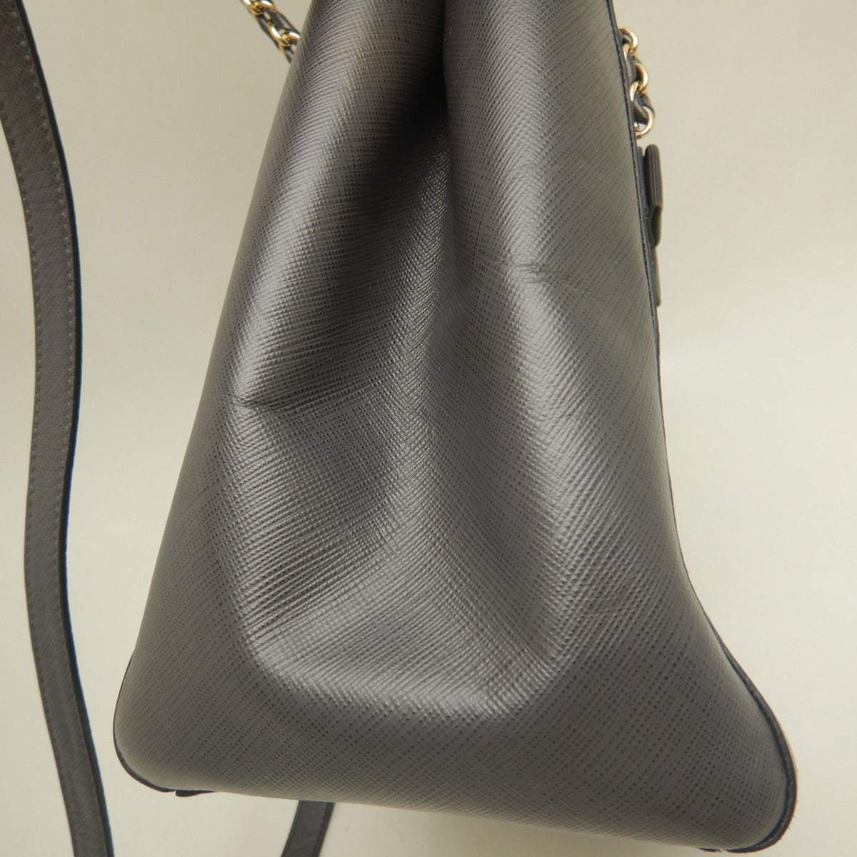 Salvatore Ferragamo Vara Gray Leather Handbag (Pre-Owned)