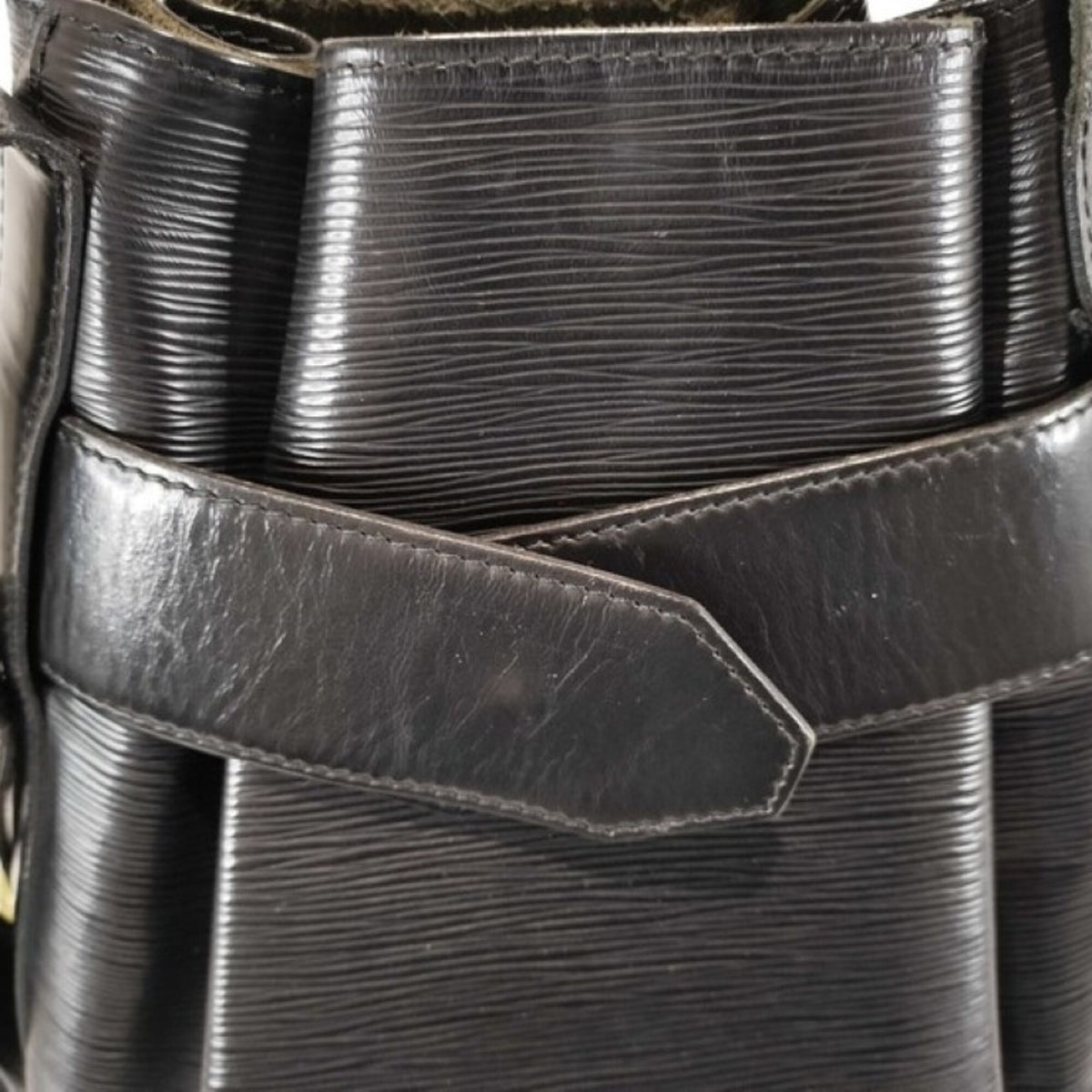 Louis Vuitton Black Noir Epi Leather Shoulder Bag (Pre-Owned)
