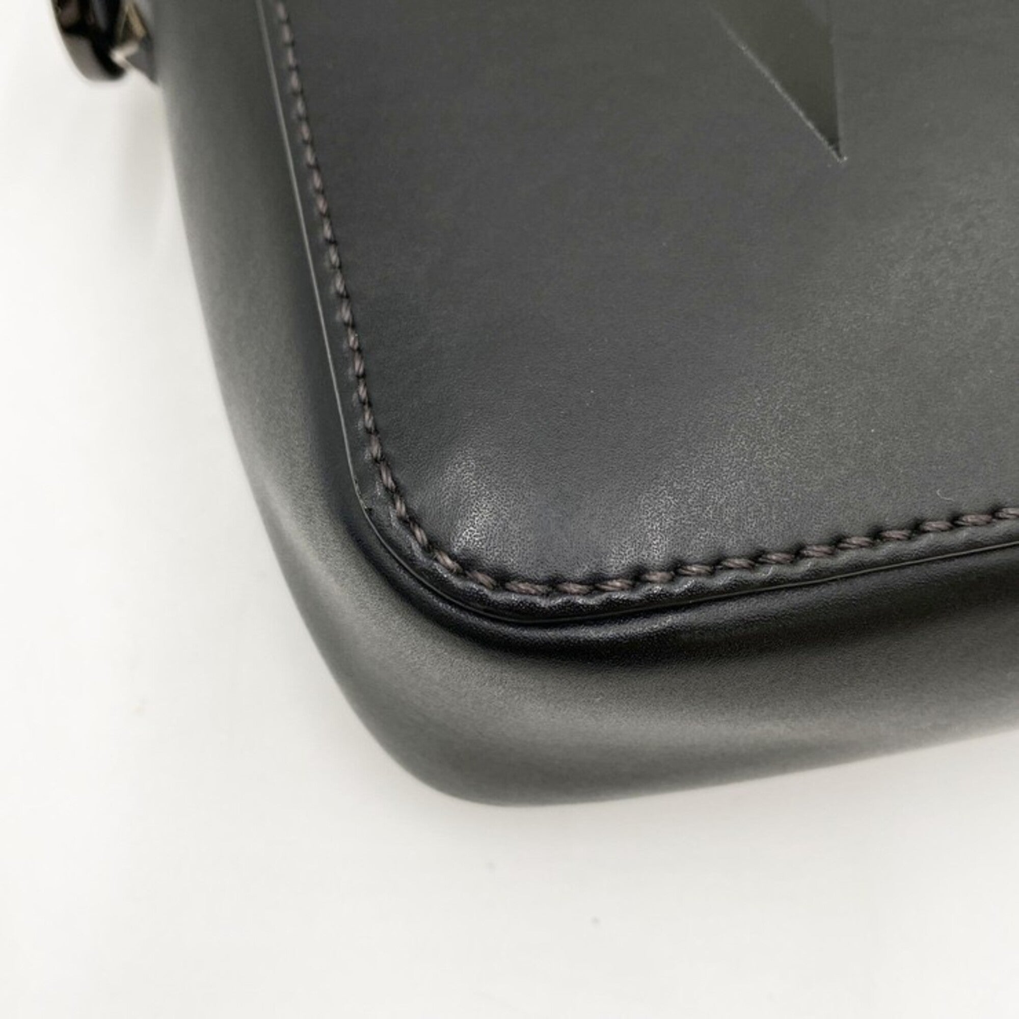 Valentino Garavani Black Leather Shoulder Bag (Pre-Owned)