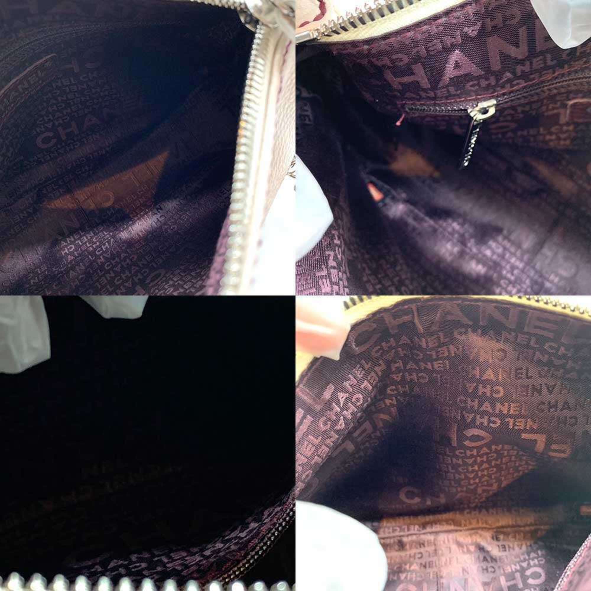 Chanel White Leather Shoulder Bag (Pre-Owned)