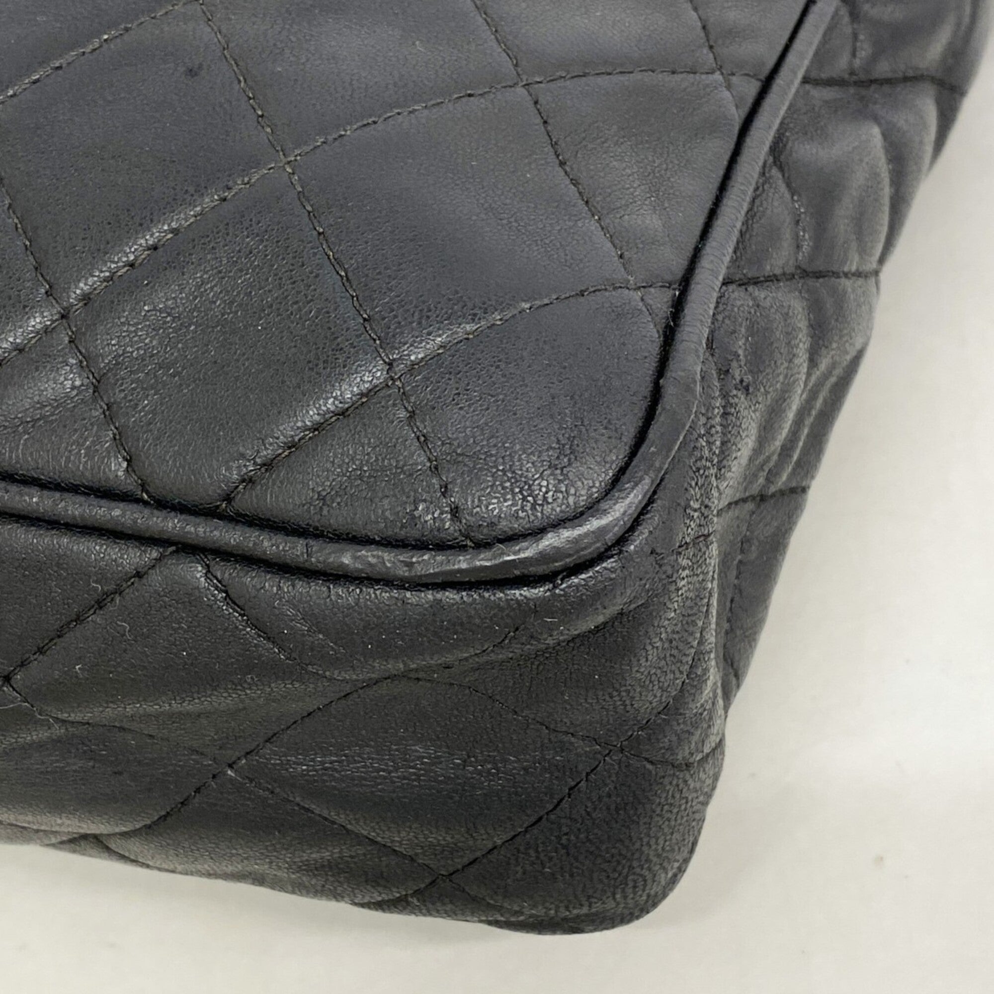 Chanel Black Leather Shoulder Bag (Pre-Owned)