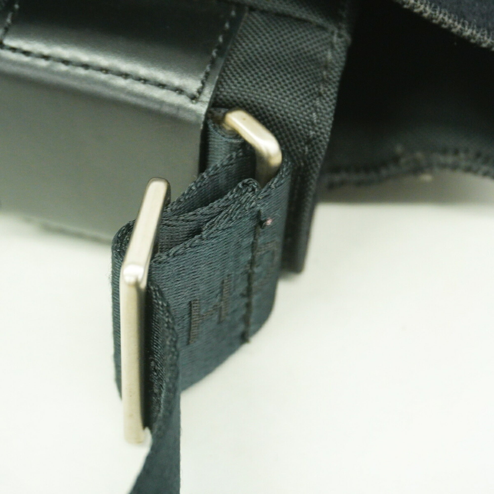 Chanel Black Leather Felt Handbag (Pre-Owned)
