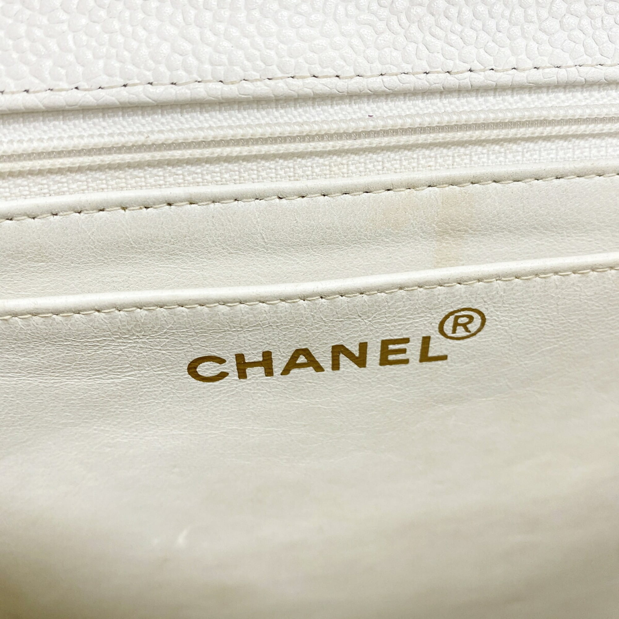 Chanel White Grained Calfskin Shoulder Bag (Pre-Owned)