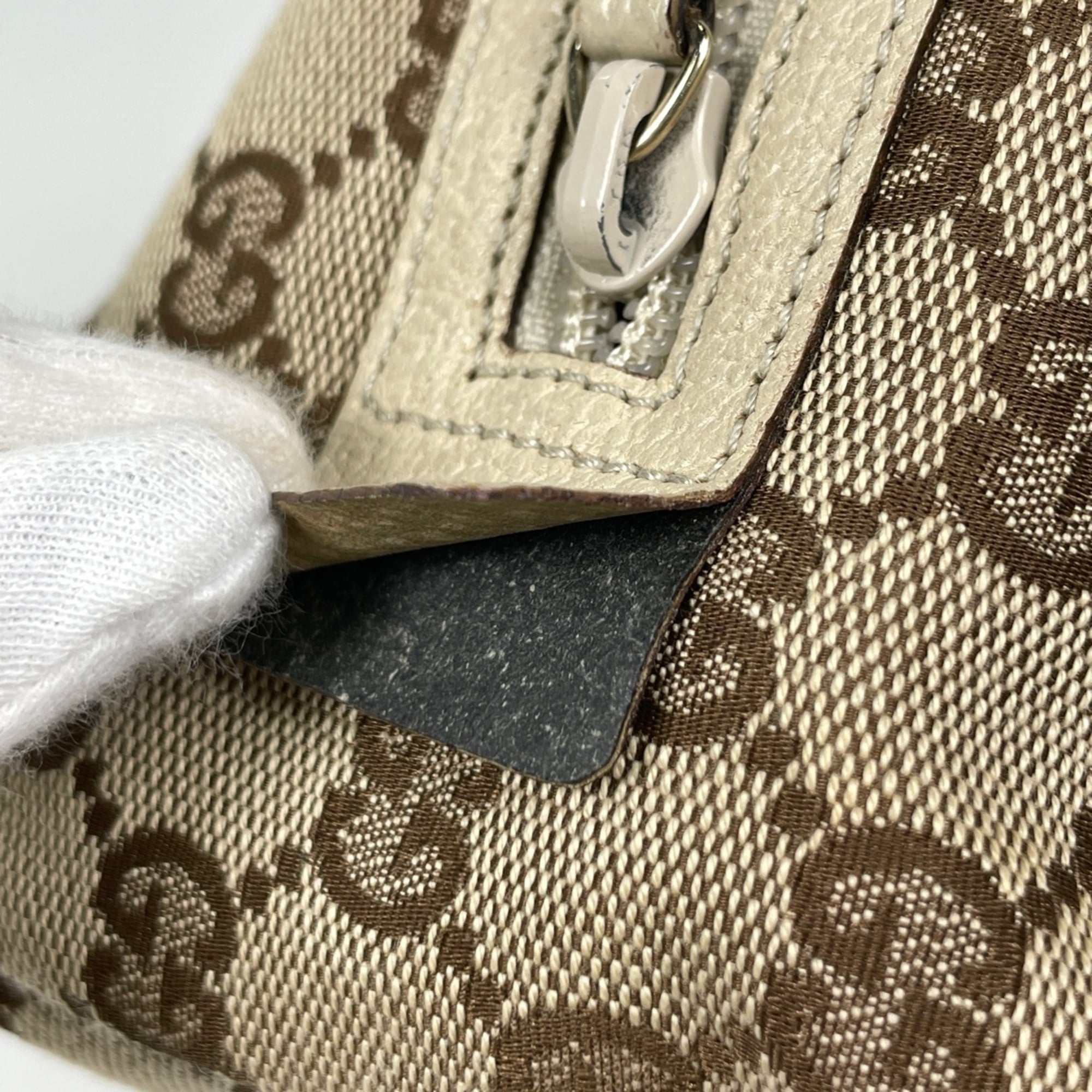 Gucci Beige White Gg Canvas Handbag (Pre-Owned)