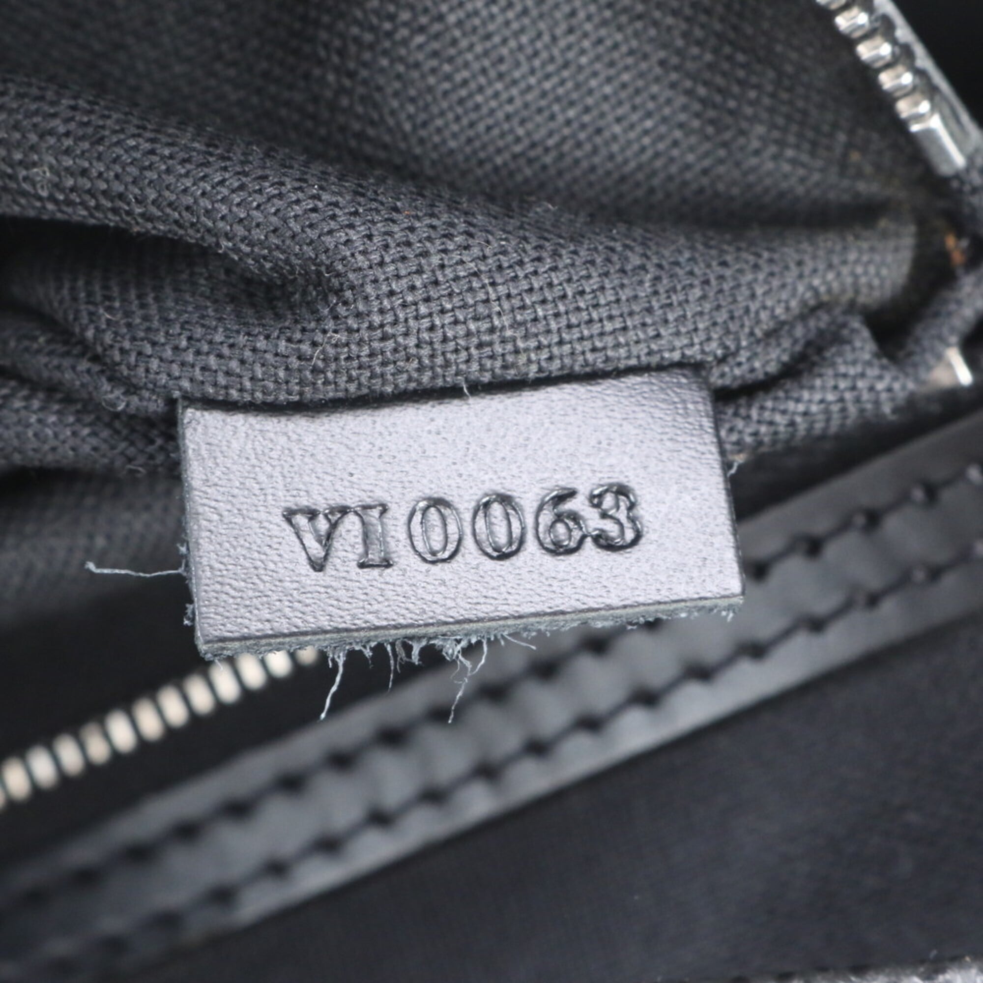 Louis Vuitton Taiga Ardoise Taiga Leather Shoulder Bag (Pre-Owned)
