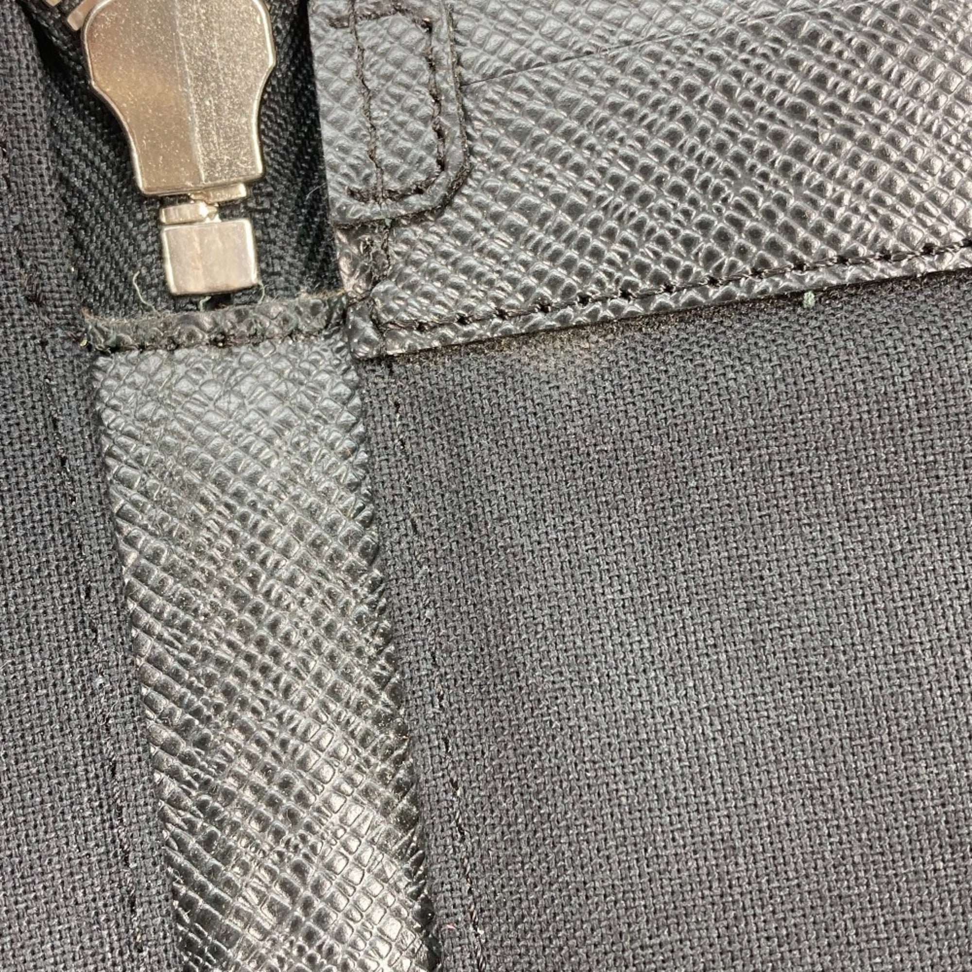 Louis Vuitton Black Noir Taiga Leather Handbag (Pre-Owned)