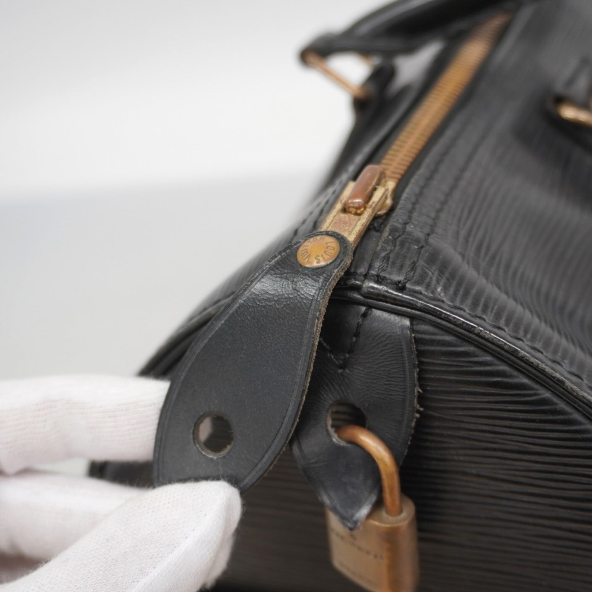 Louis Vuitton Noir Handbag (Pre-Owned)