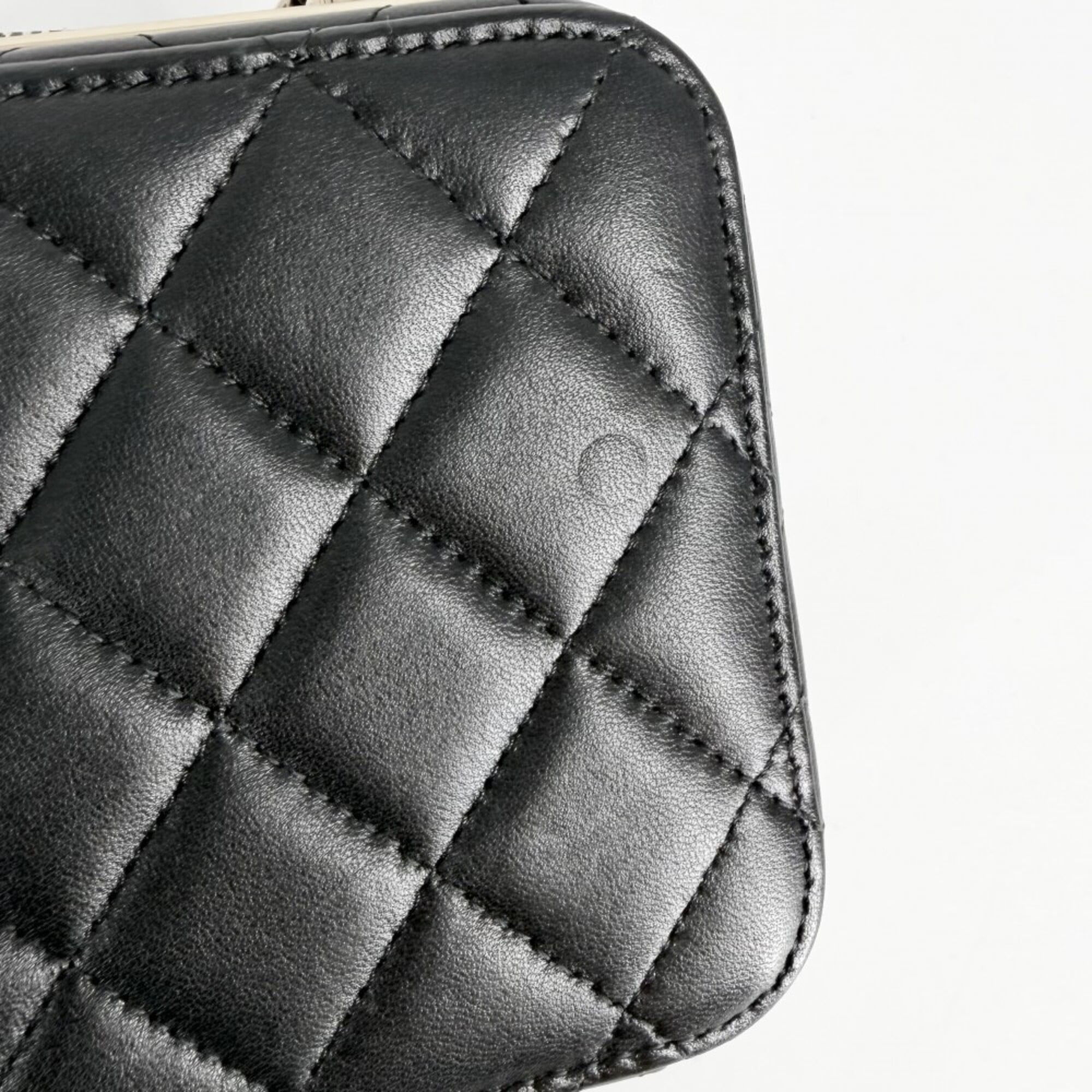 Chanel Matelasse Black Leather Shoulder Bag (Pre-Owned)