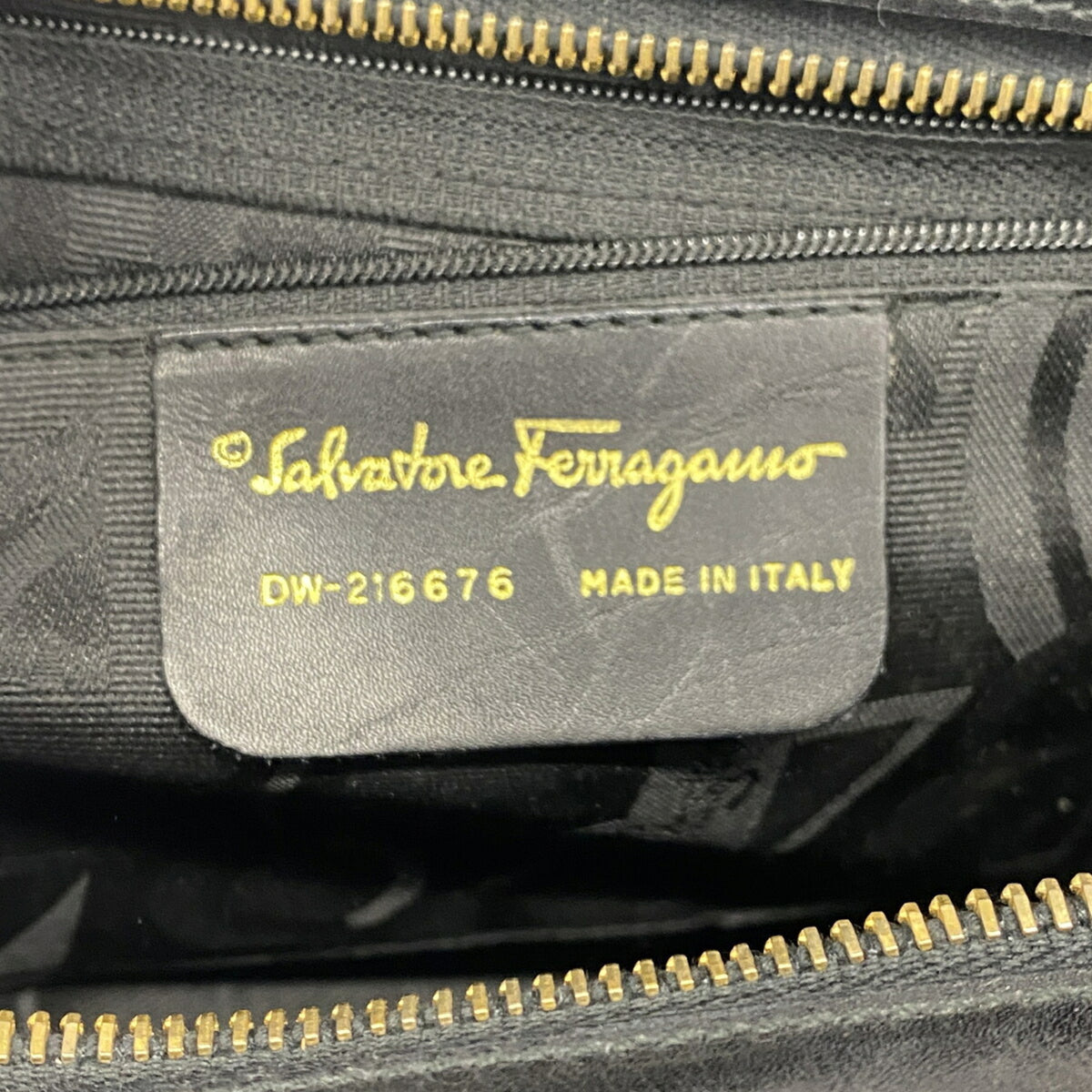 Salvatore Ferragamo Black Leather Shoulder Bag (Pre-Owned)