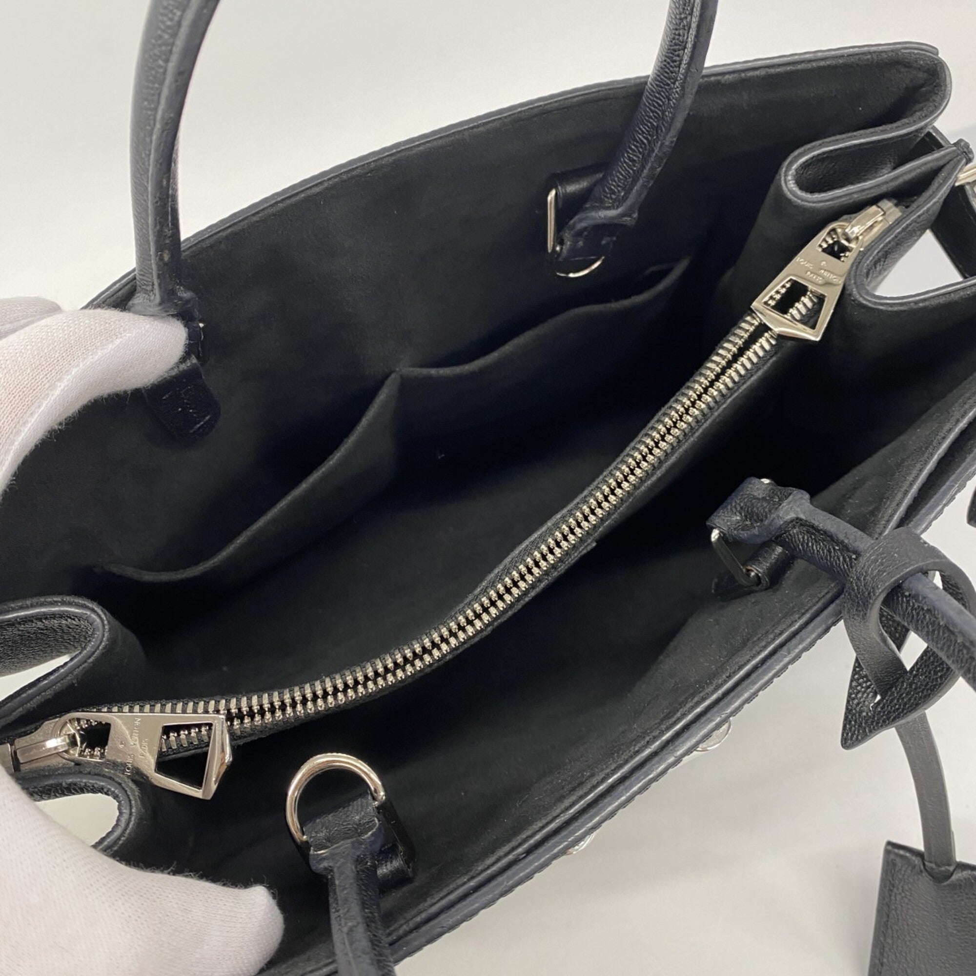 Louis Vuitton Noir Handbag (Pre-Owned)