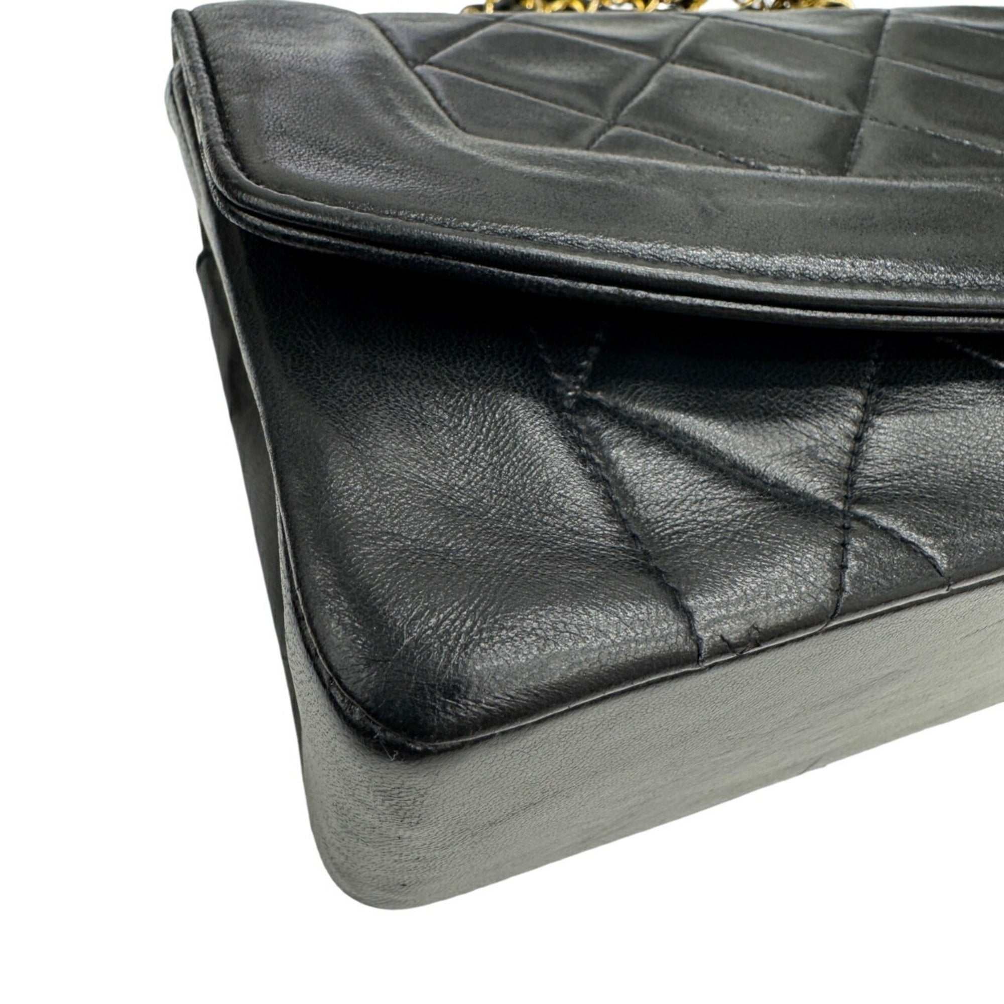 Chanel Matelasse Black Leather Shoulder Bag (Pre-Owned)