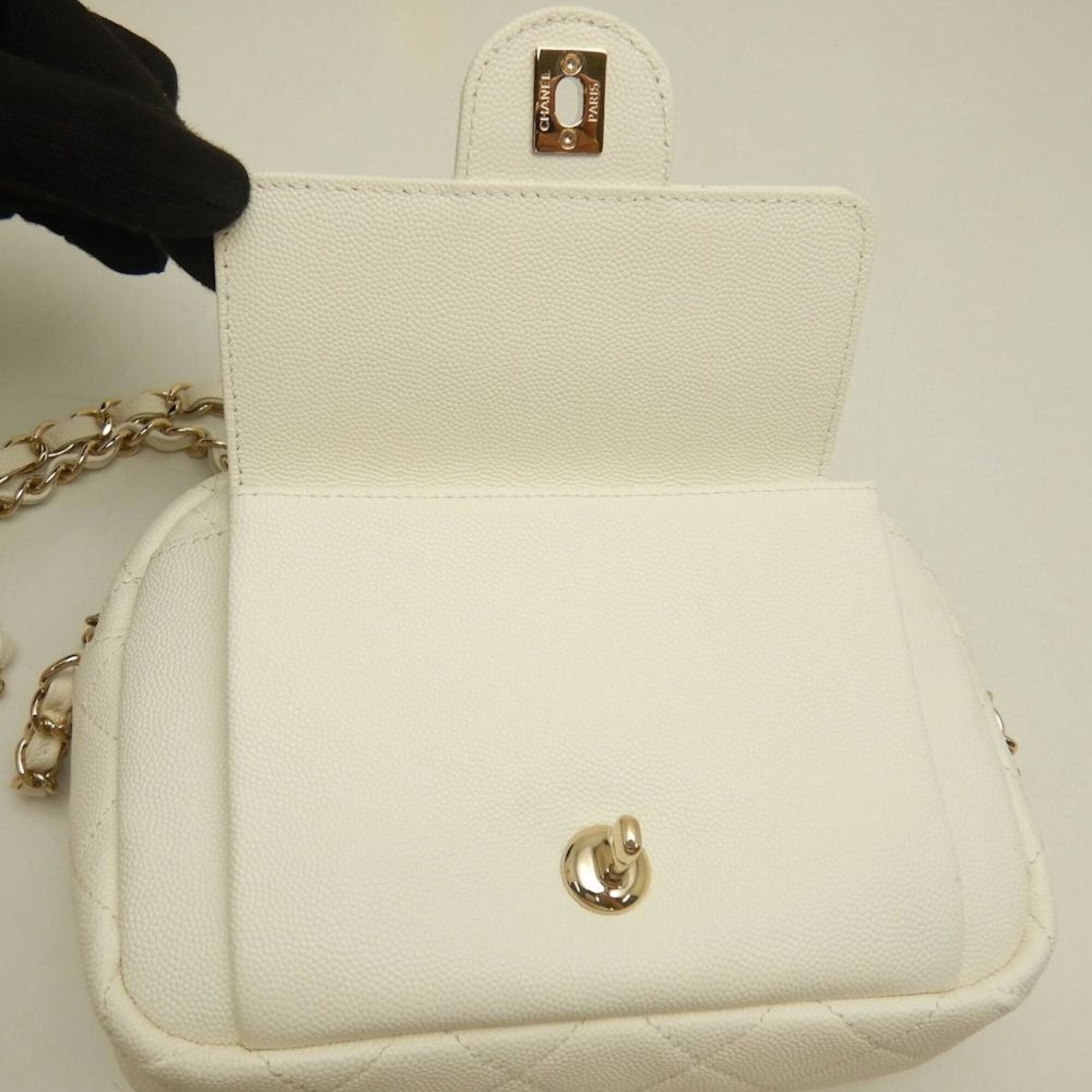 Chanel White Grained Calfskin Shoulder Bag (Pre-Owned)