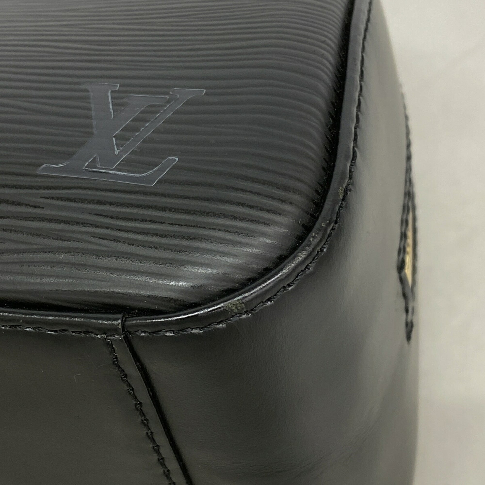 Louis Vuitton Noir Handbag (Pre-Owned)