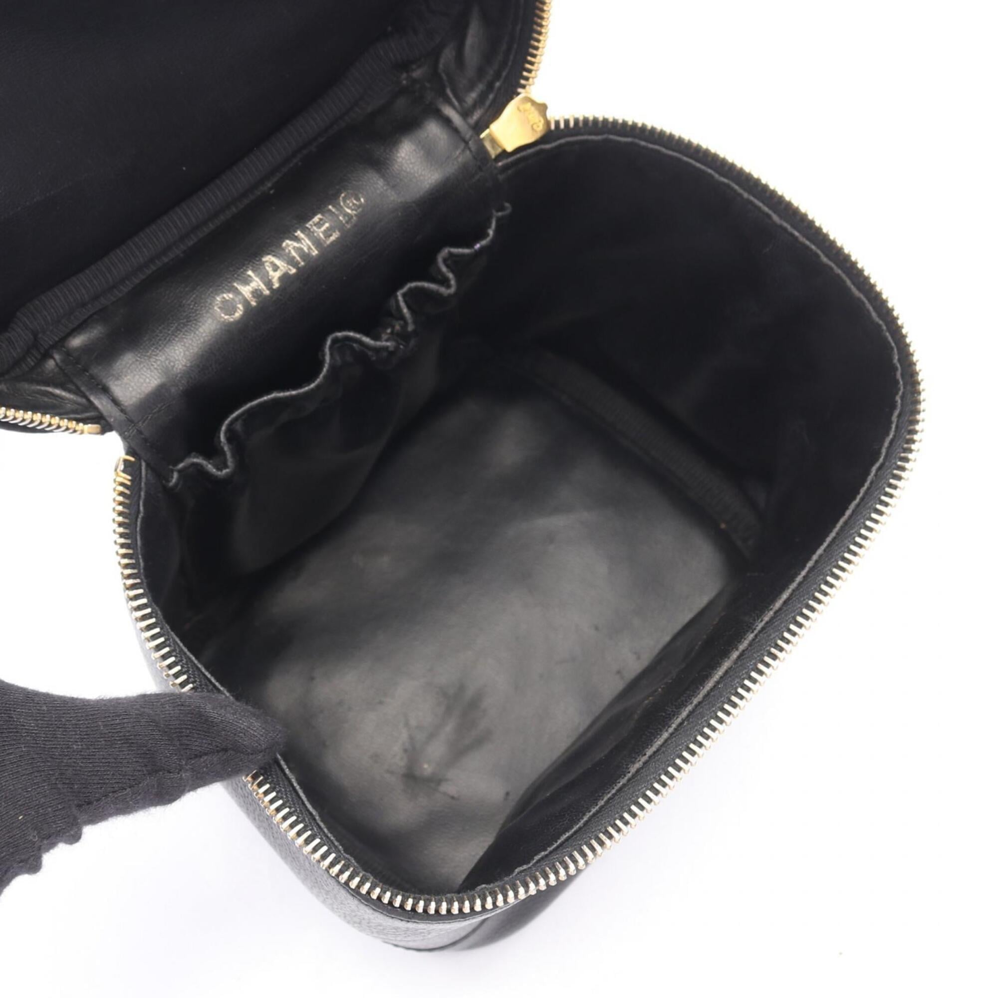 Chanel Black Grained Calfskin Handbag (Pre-Owned)