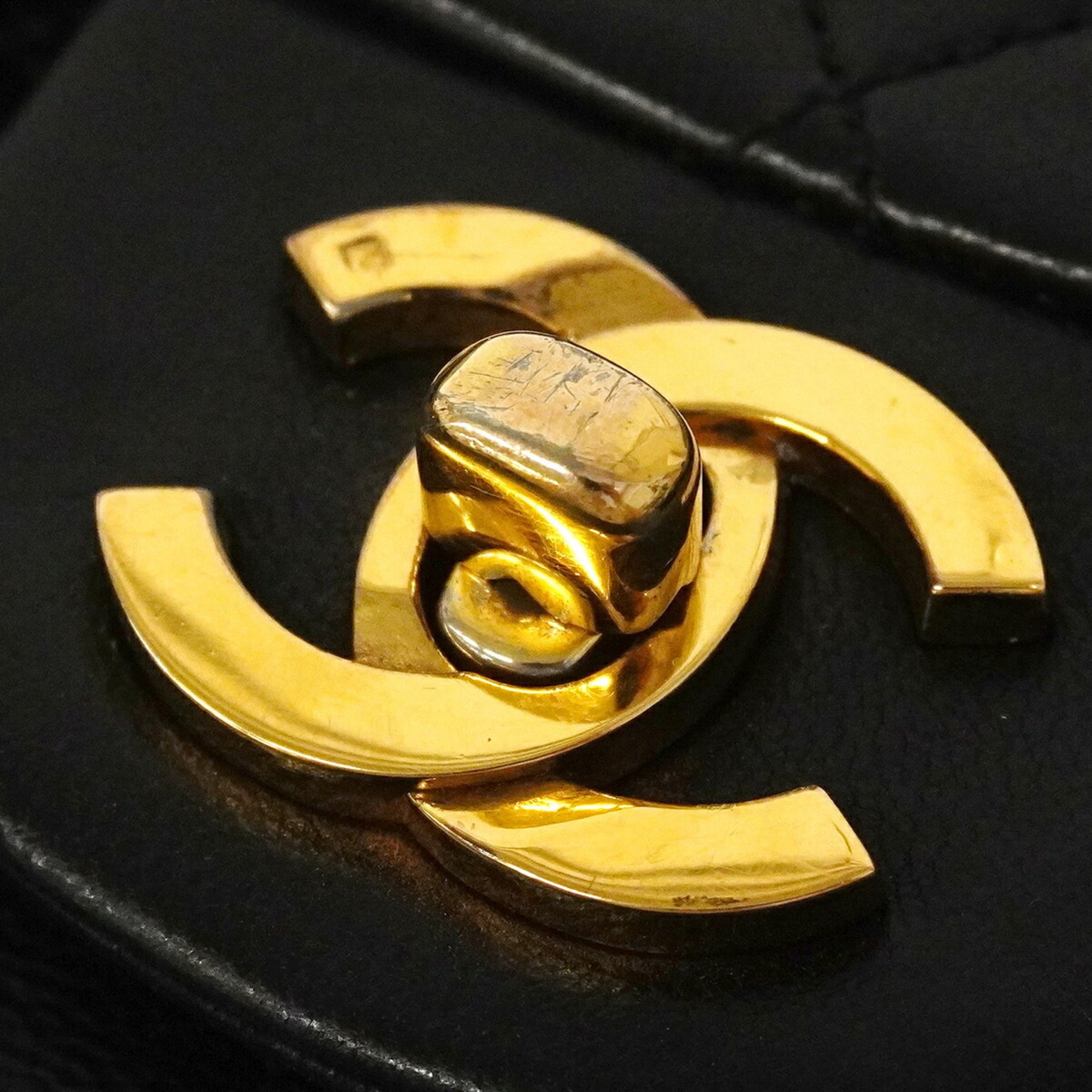 Chanel Black Leather Shoulder Bag (Pre-Owned)