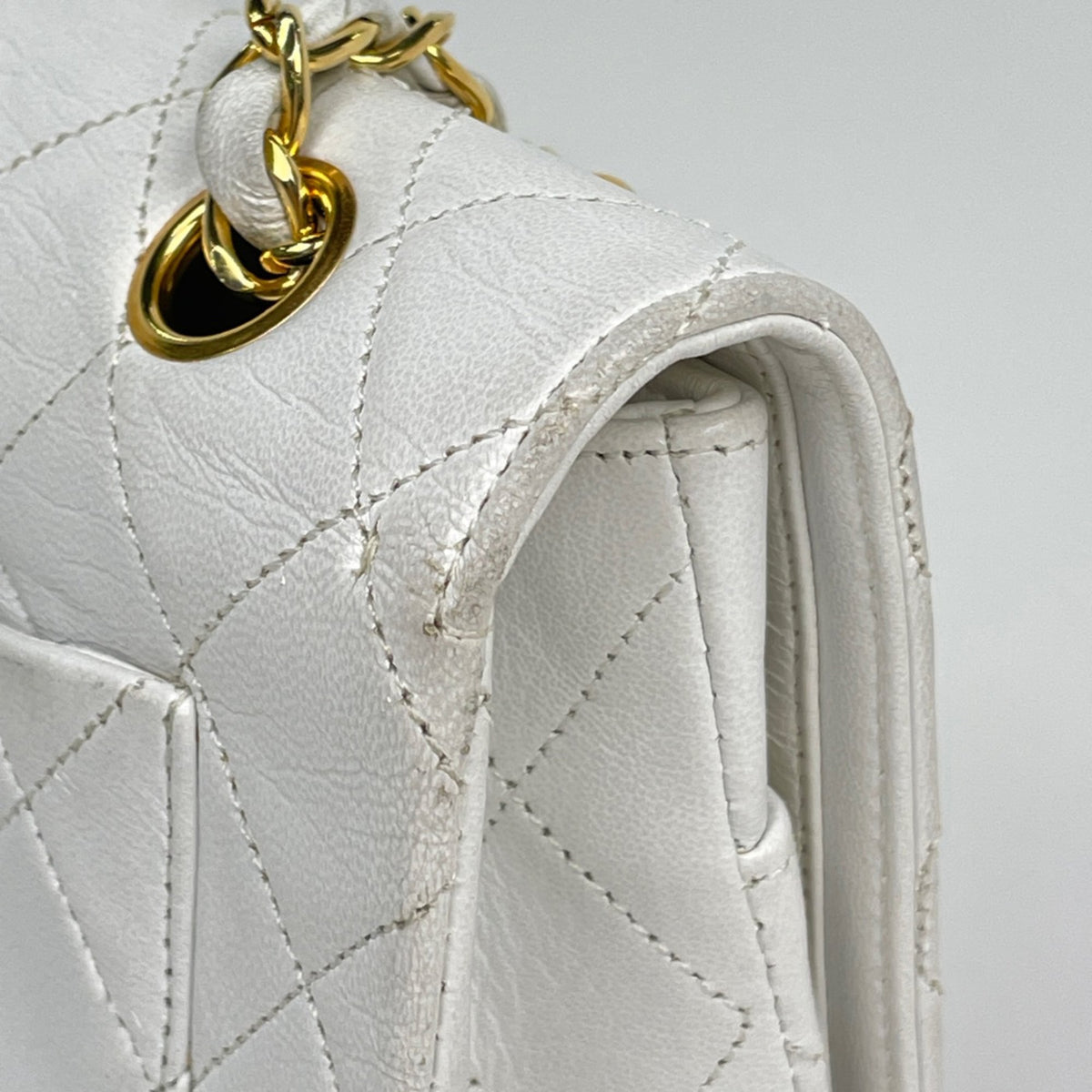 Chanel Matelasse White Leather Shoulder Bag (Pre-Owned)