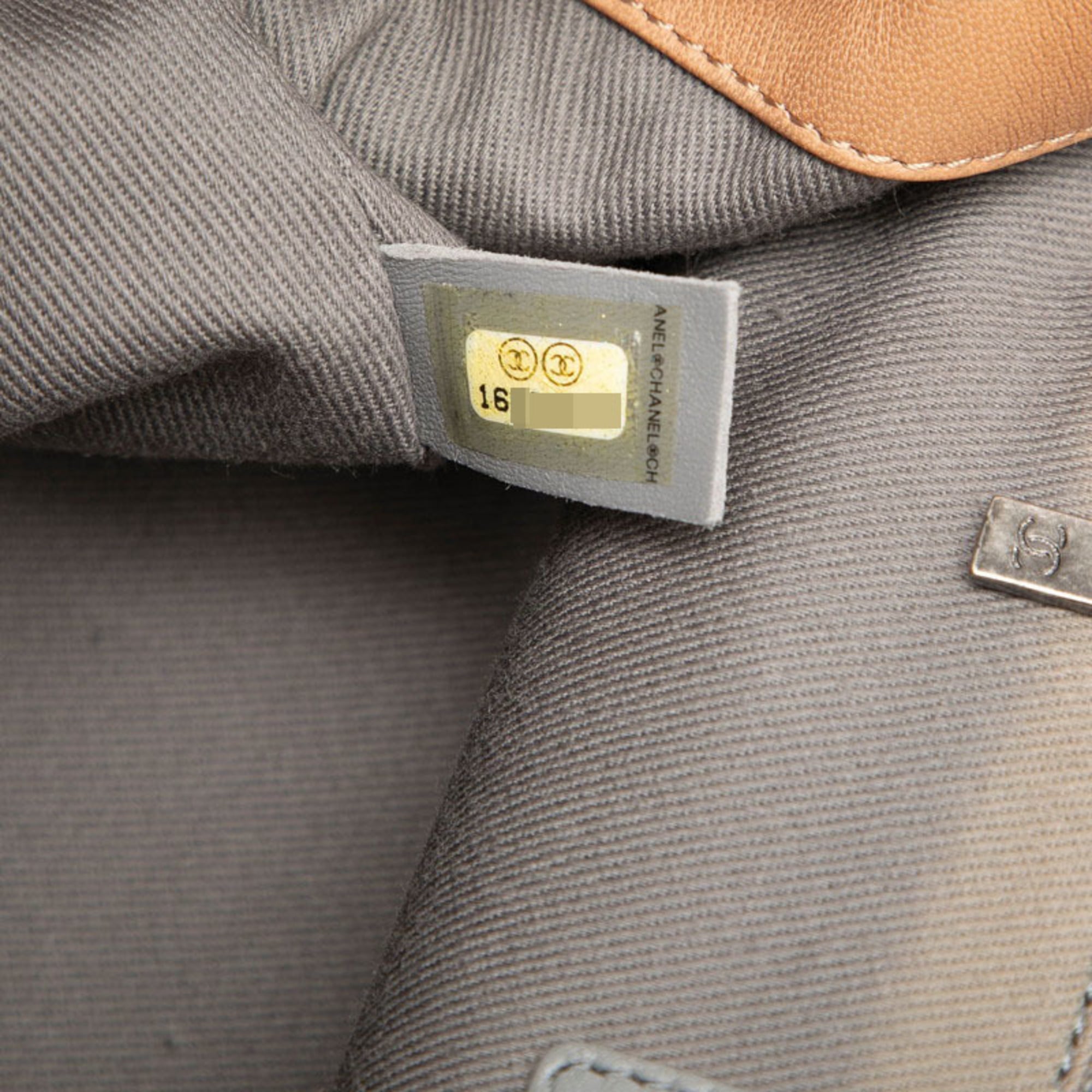Chanel Beige Leather Shoulder Bag (Pre-Owned)
