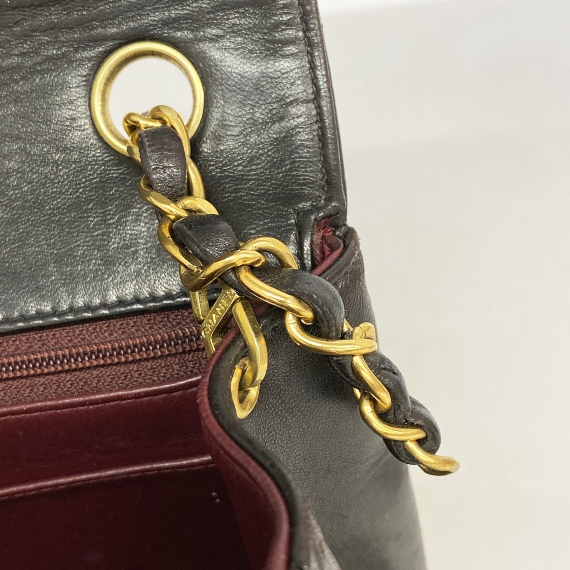 Chanel Black Leather Shoulder Bag (Pre-Owned)