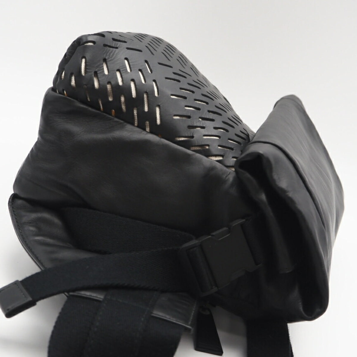Bottega Veneta Black Leather Sling Bag (Pre-Owned)