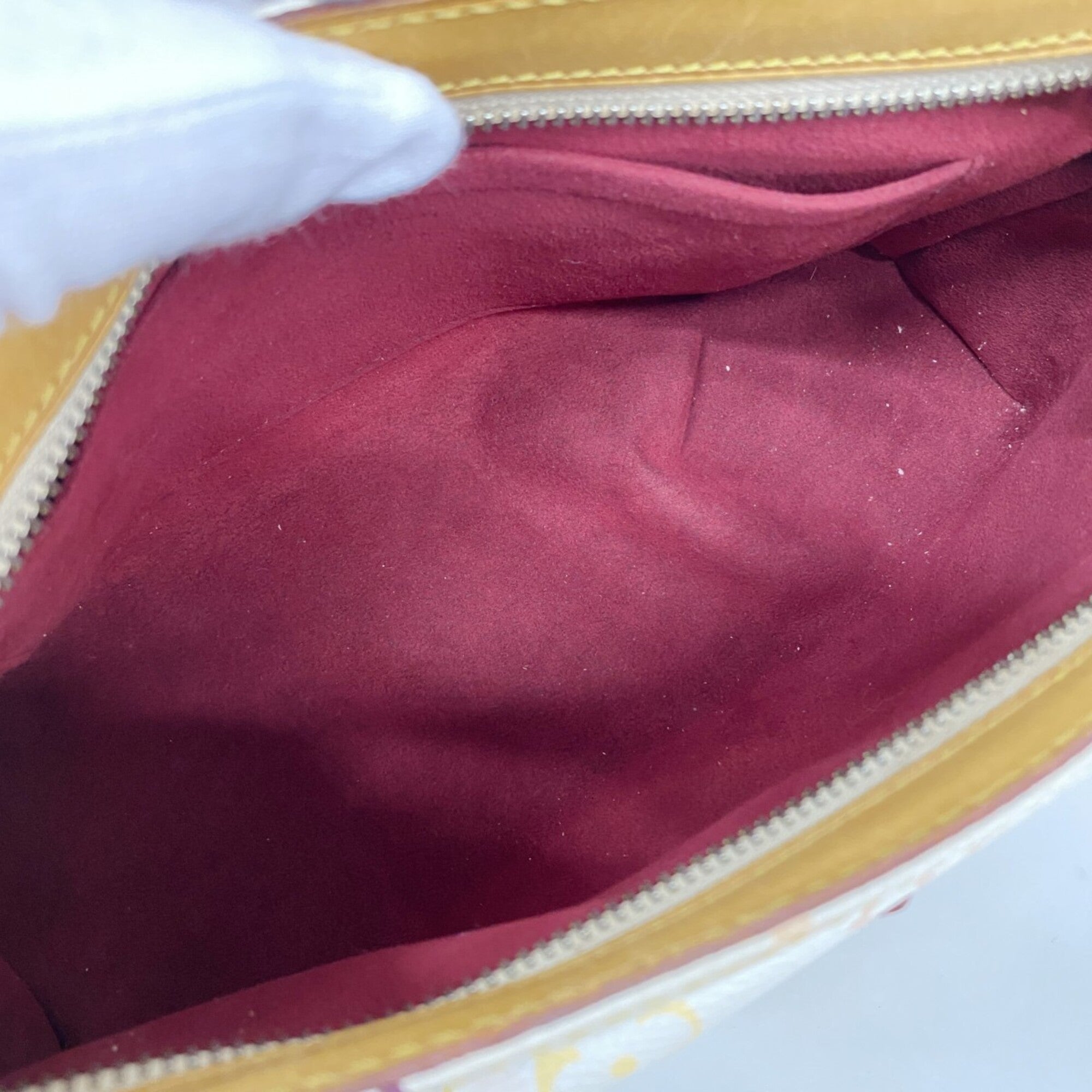 Louis Vuitton Blanc Shoulder Bag (Pre-Owned)