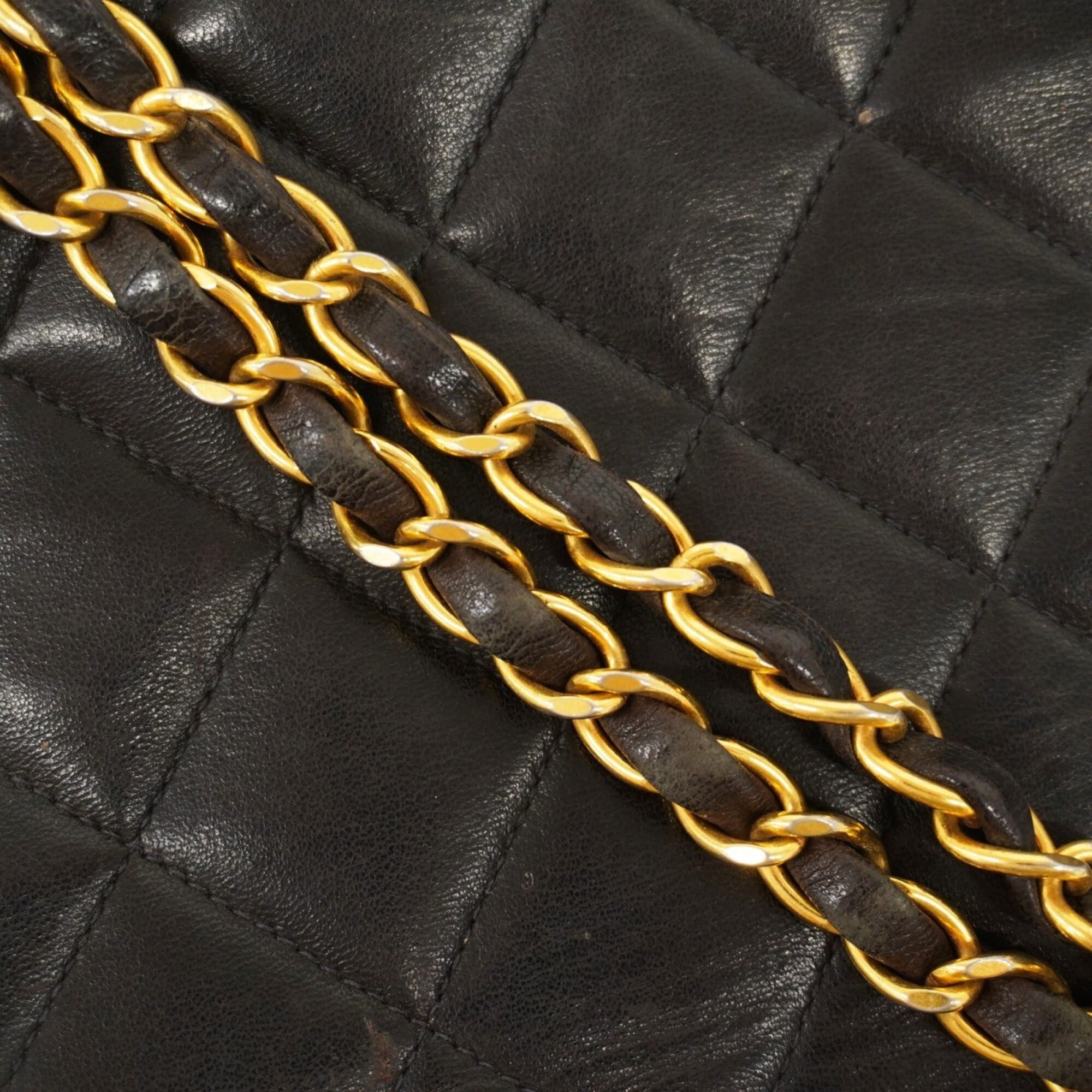 Chanel Black Leather Shoulder Bag (Pre-Owned)