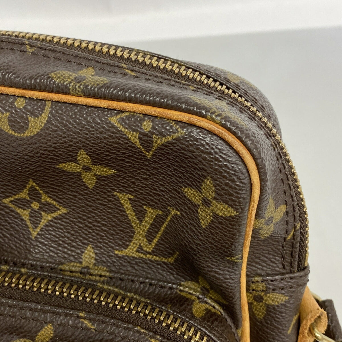Louis Vuitton Brown Shoulder Bag (Pre-Owned)