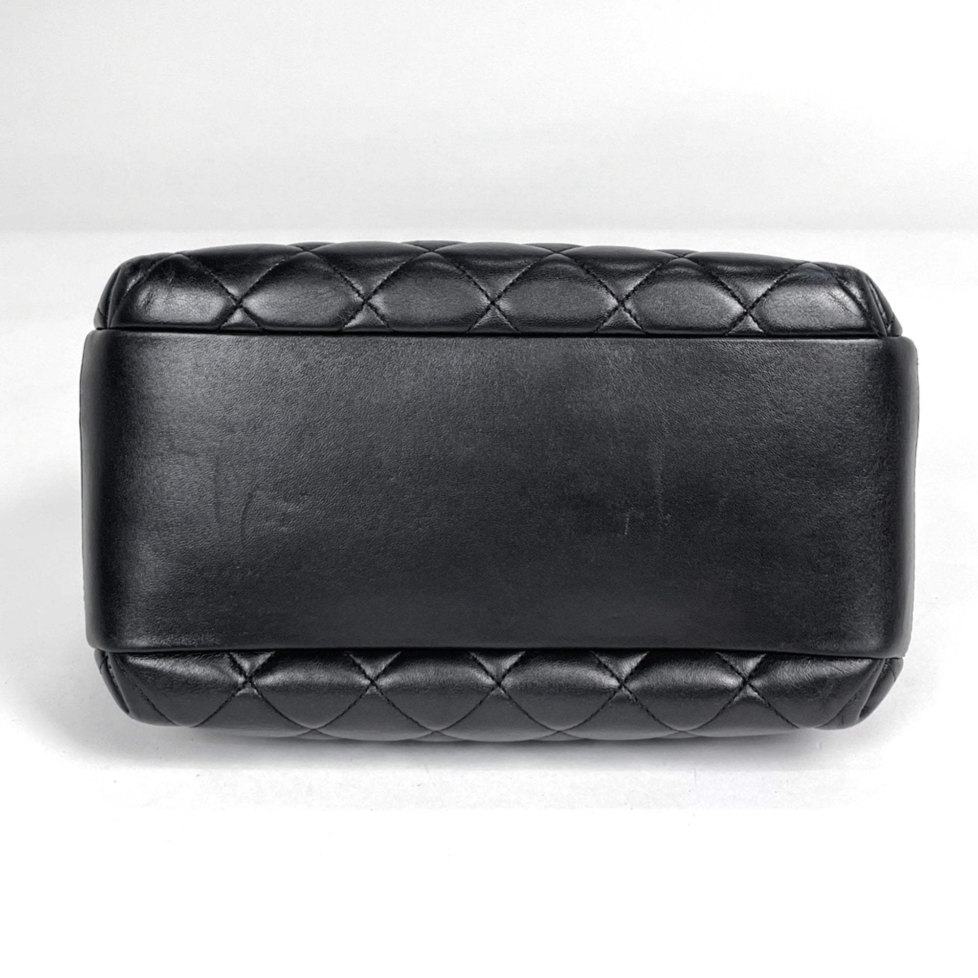 Chanel Black Leather Handbag (Pre-Owned)