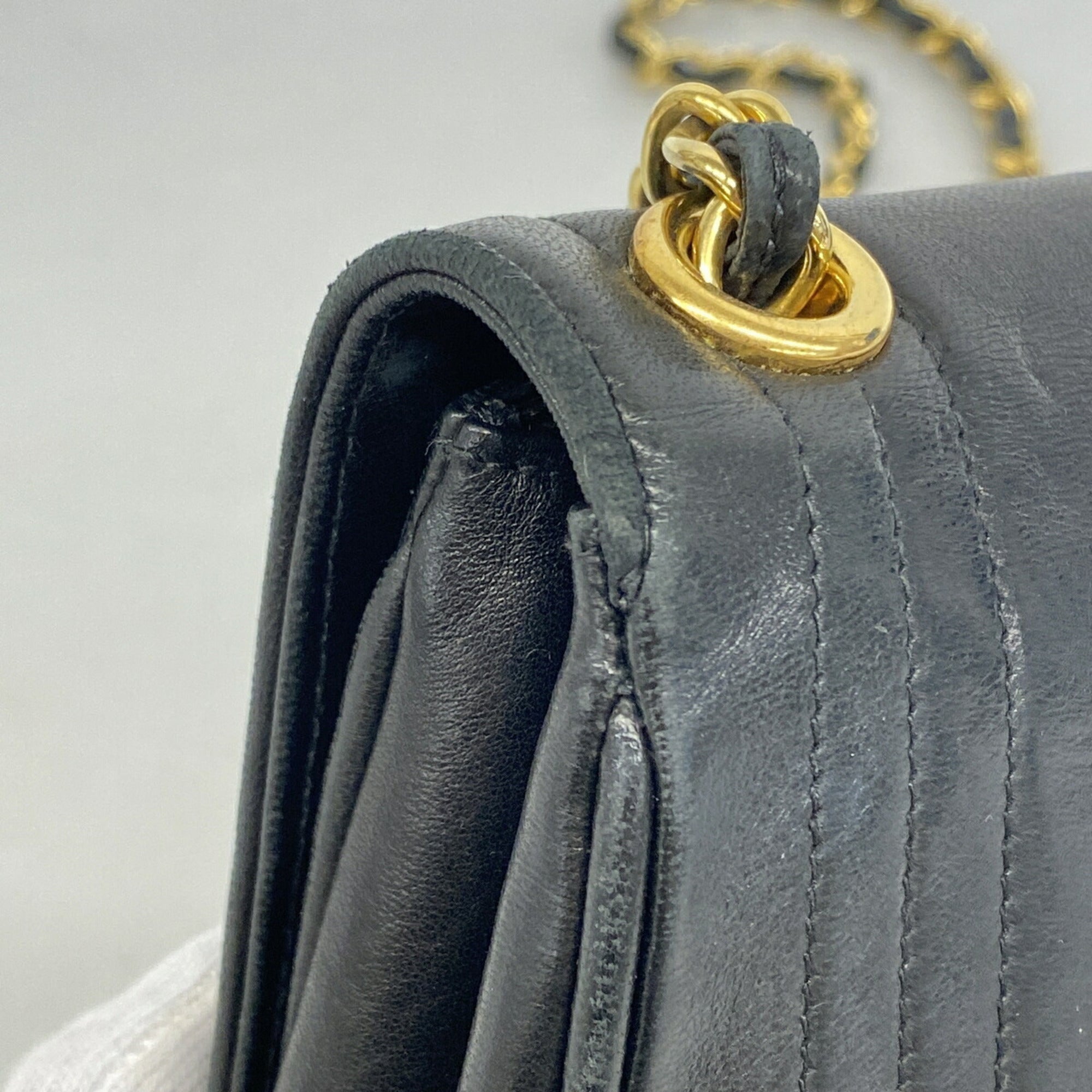 Chanel Black Leather Shoulder Bag (Pre-Owned)