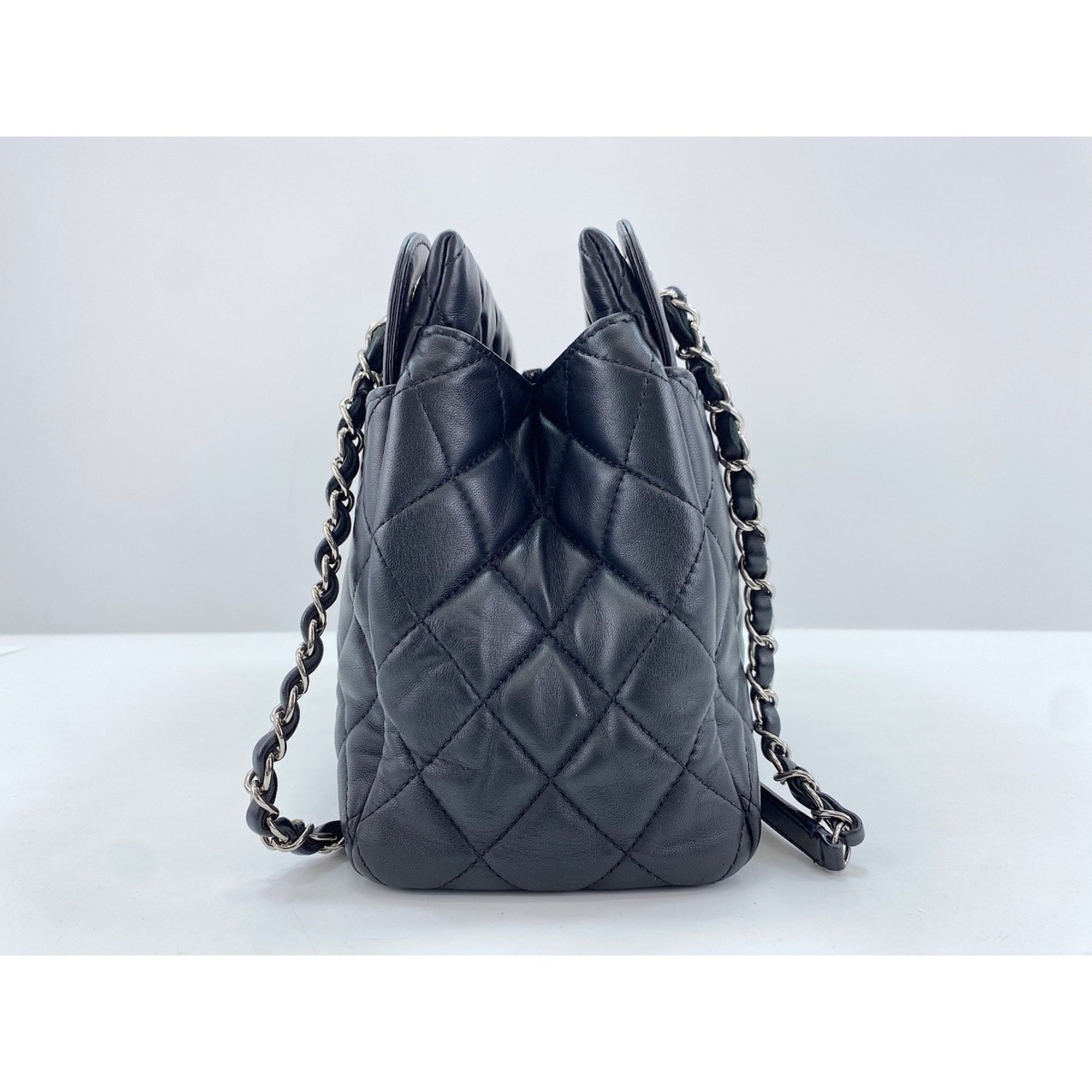 Chanel Black Shoulder Bag (Pre-Owned)