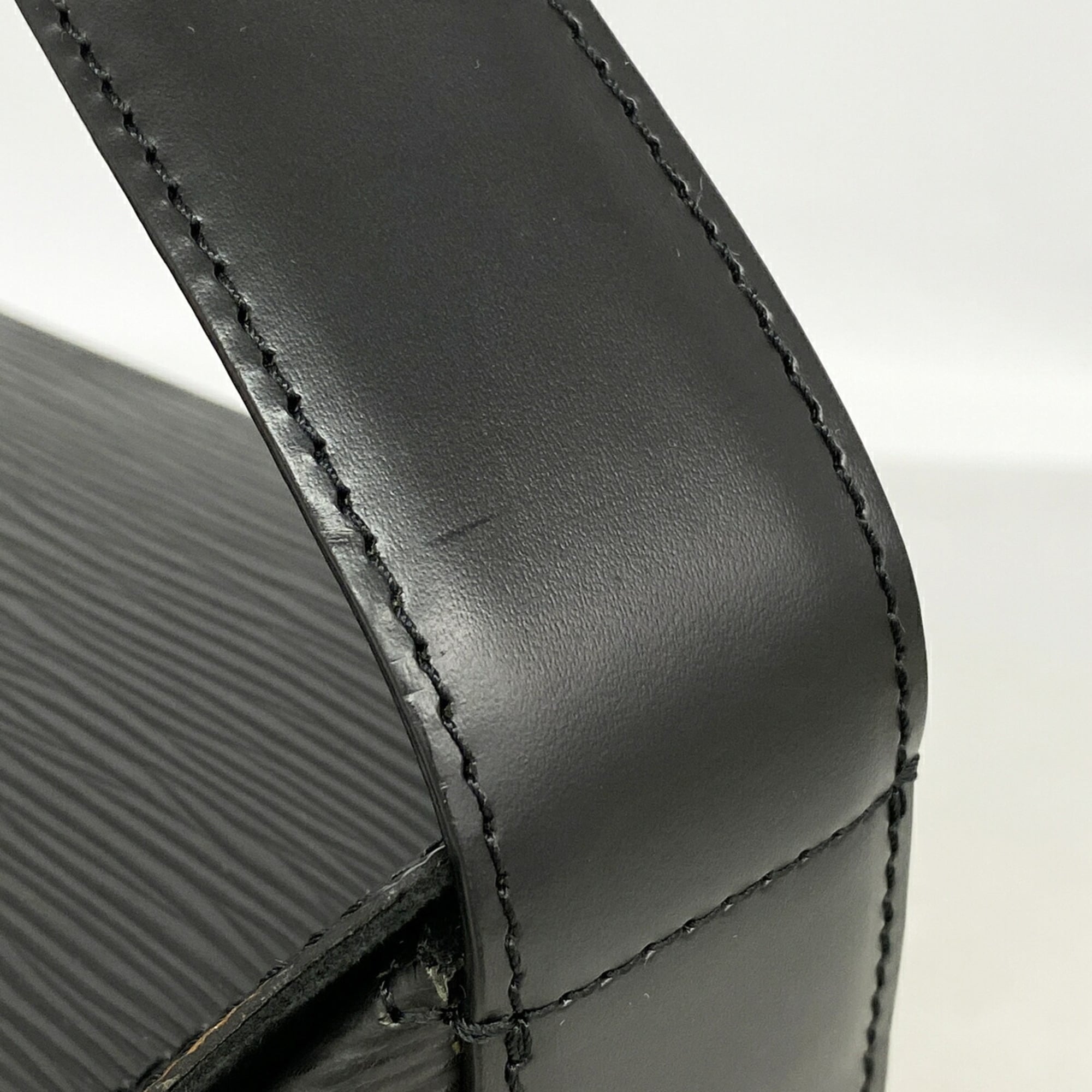 Louis Vuitton Noir Shoulder Bag (Pre-Owned)