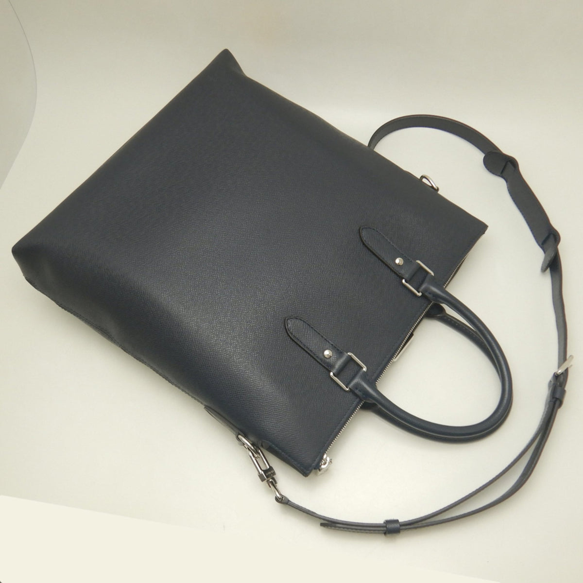Louis Vuitton Navy Blue Taiga Leather Tote Bag (Pre-Owned)