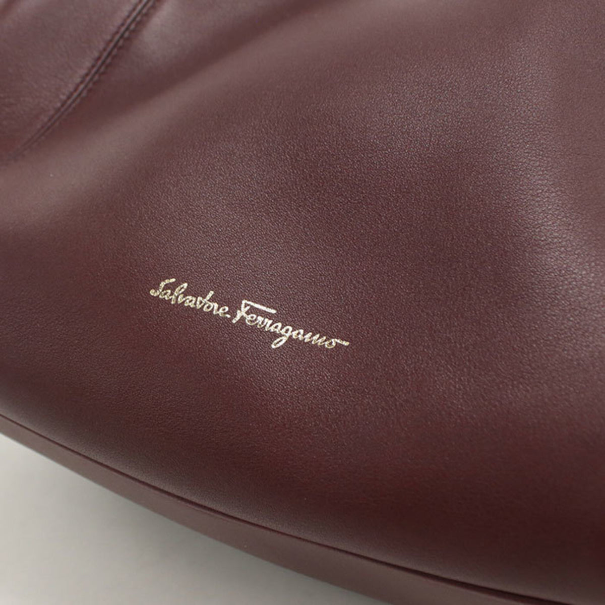 Salvatore Ferragamo Red Color Wine Leather Handbag (Pre-Owned)