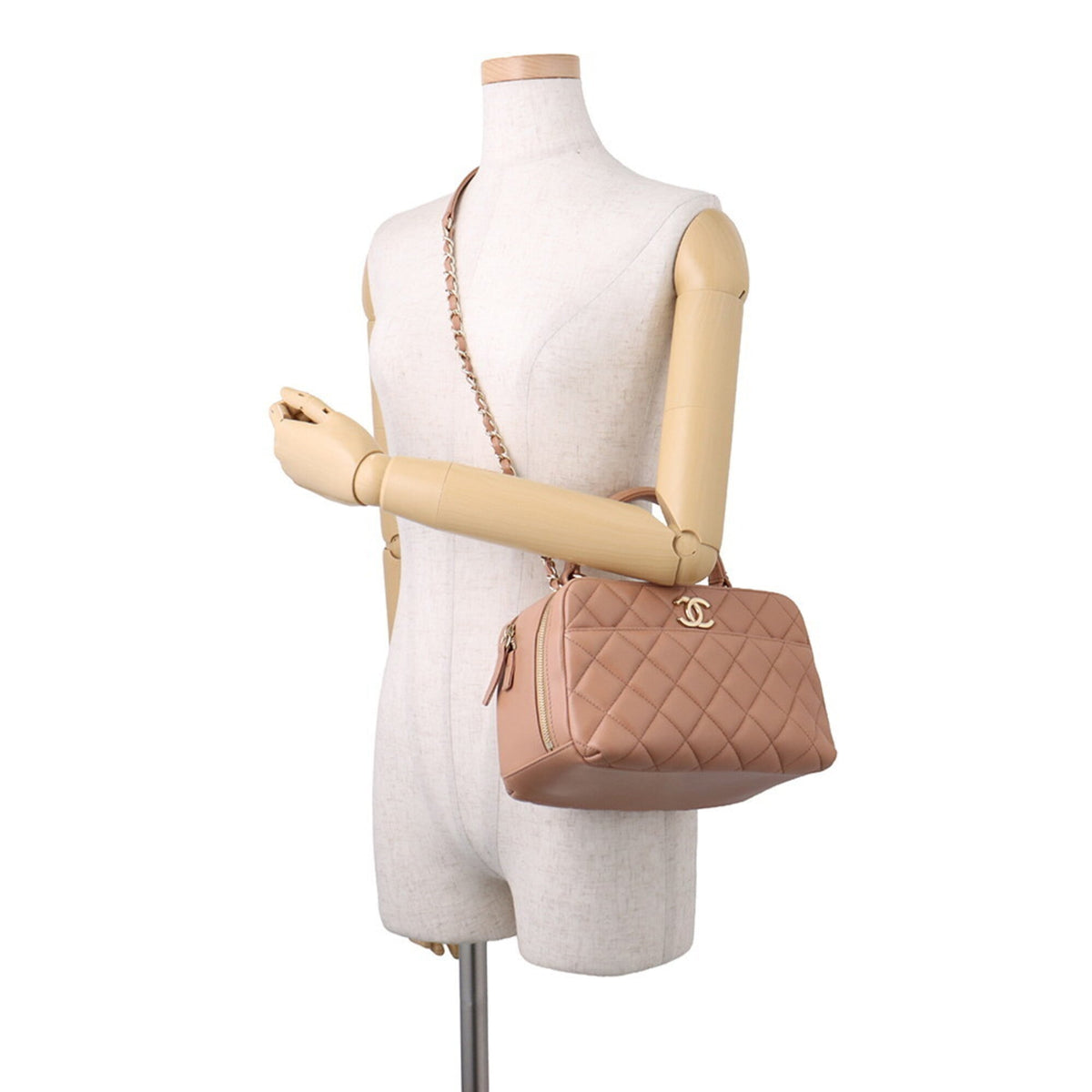 Chanel Matelasse Beige Leather Handbag (Pre-Owned)