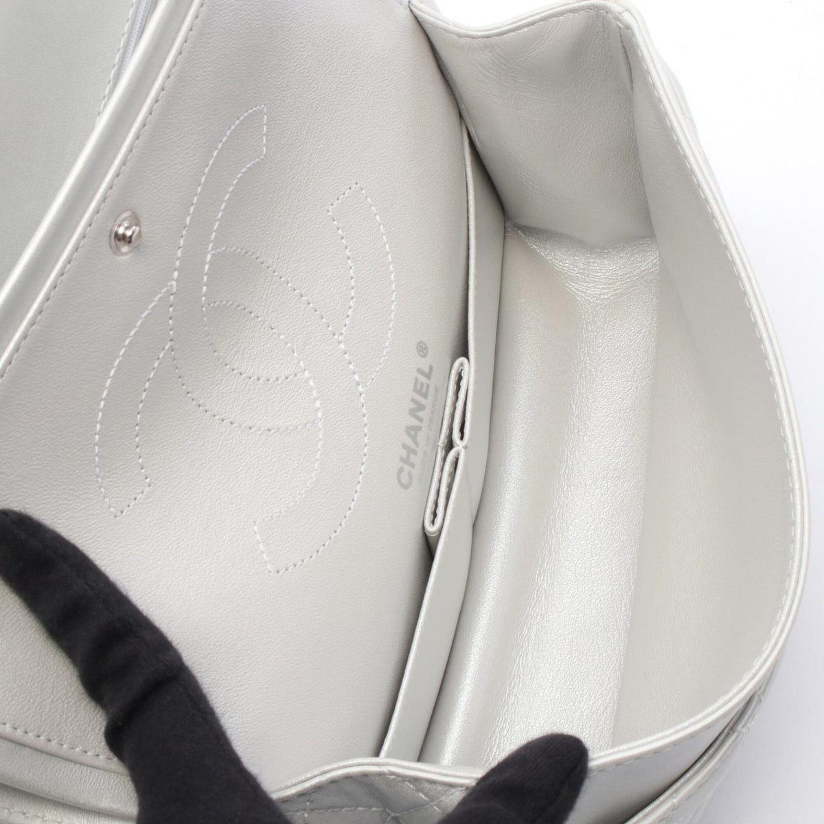 Chanel Silver Leather Handbag Shoulder Bag (Pre-Owned)