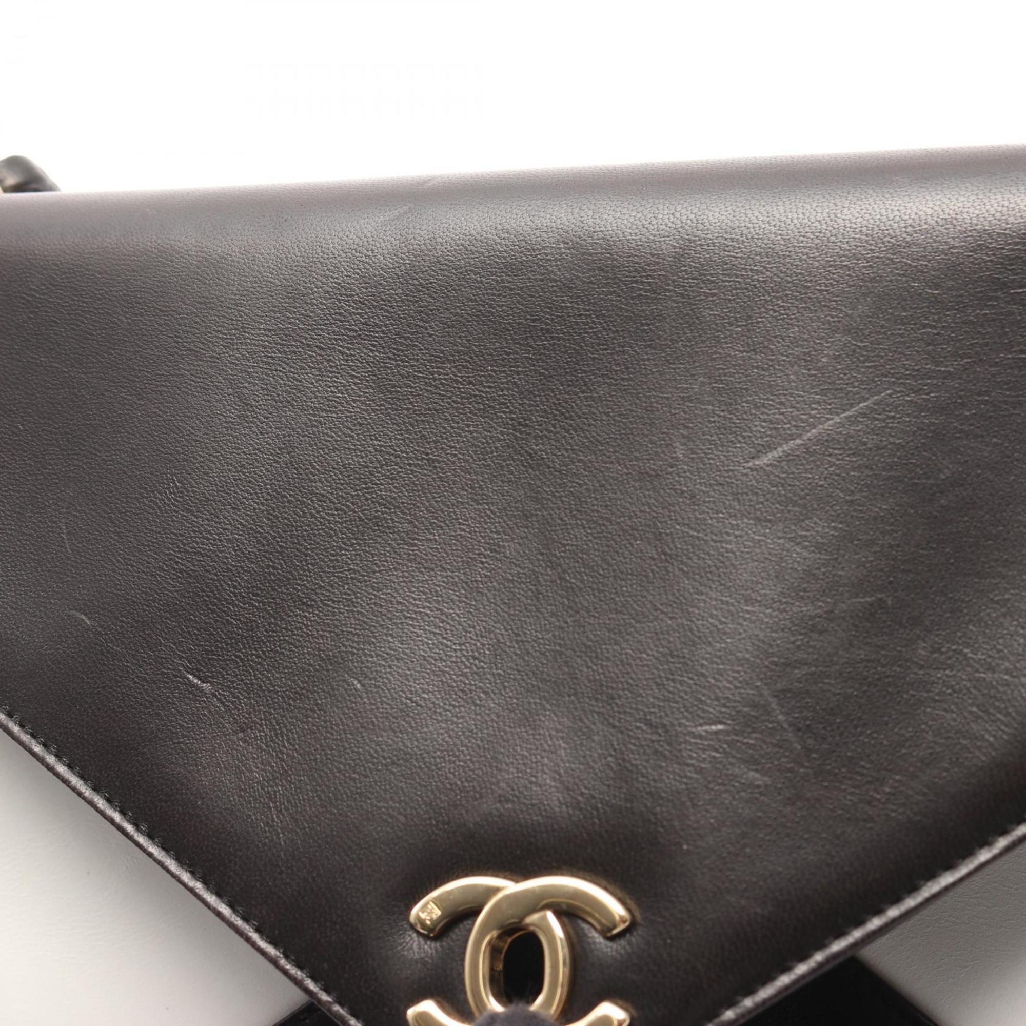 Chanel Black White Leather Shoulder Bag (Pre-Owned)