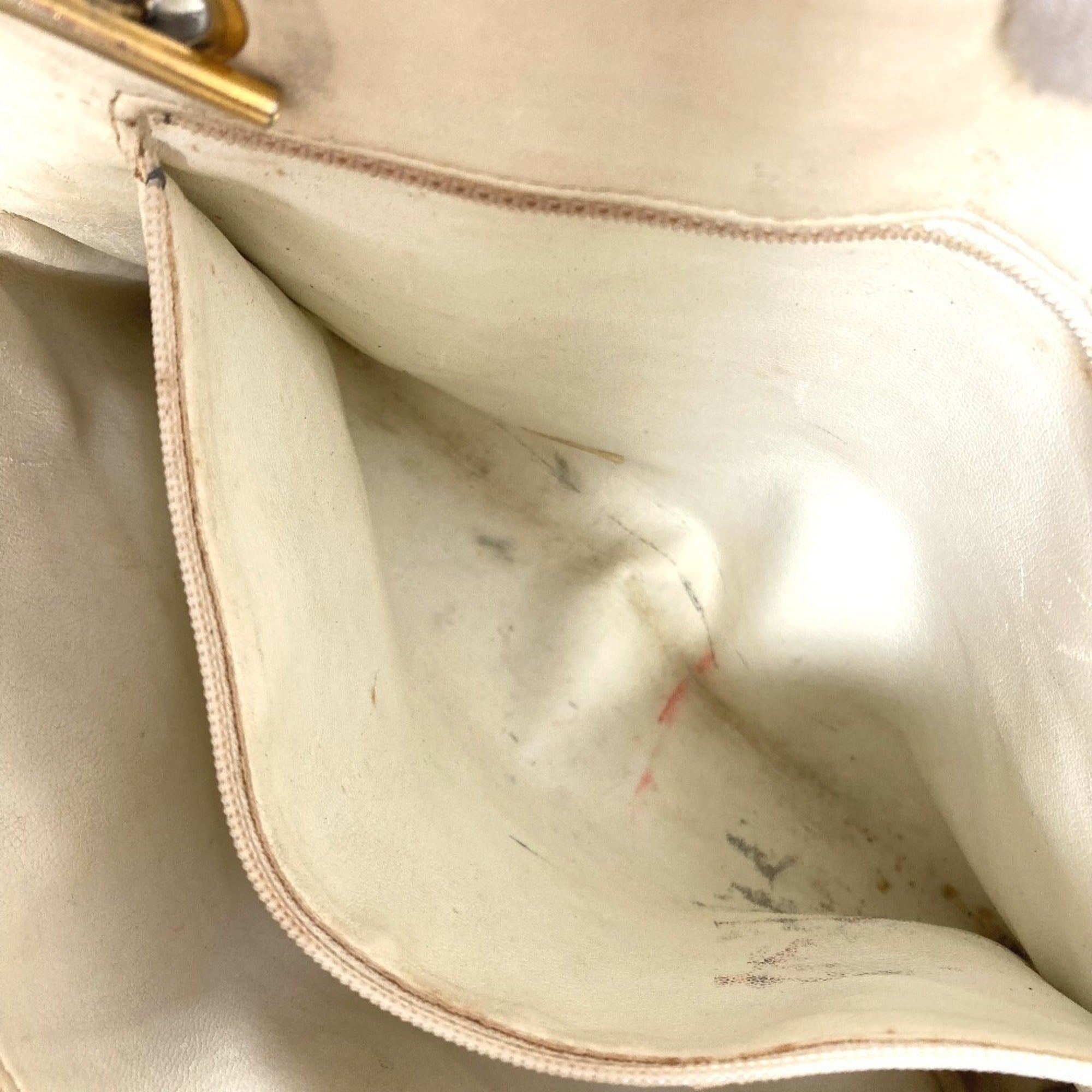 Chanel White Leather Shoulder Bag (Pre-Owned)