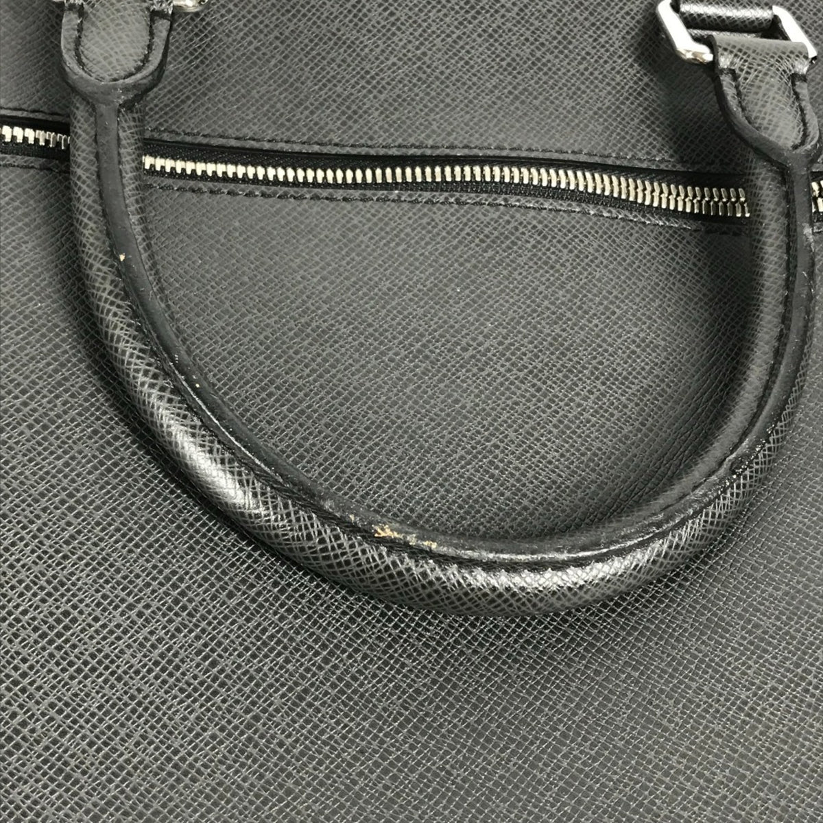 Louis Vuitton Black Taiga Leather Handbag Tote Bag (Pre-Owned)