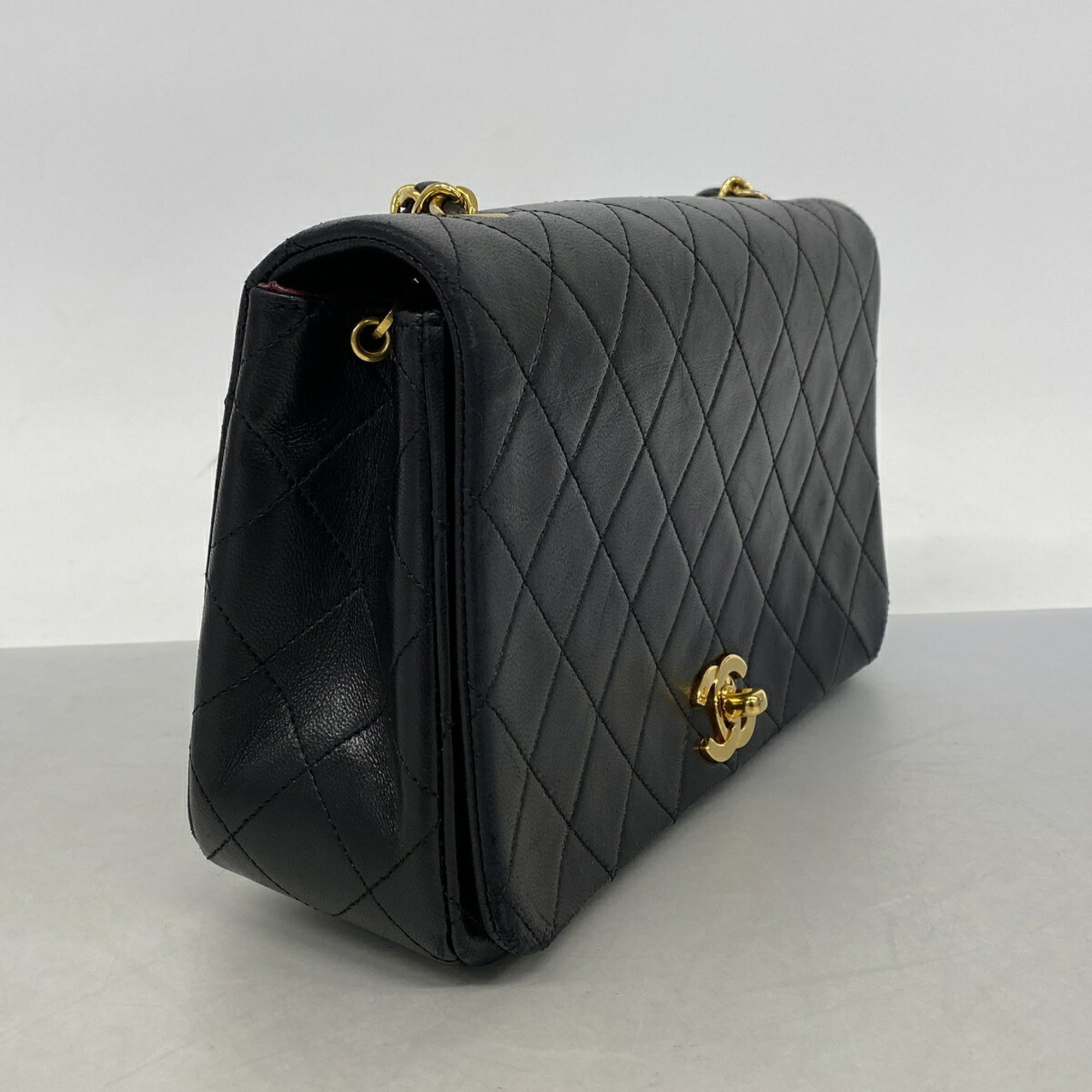 Chanel Black Leather Shoulder Bag (Pre-Owned)