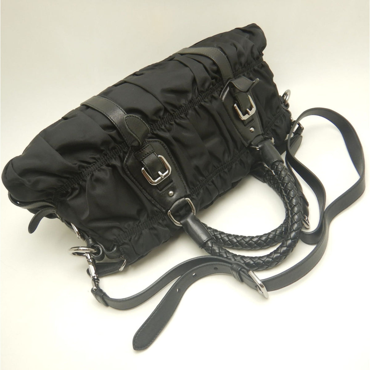 Prada Nero Nylon Handbag (Pre-Owned)