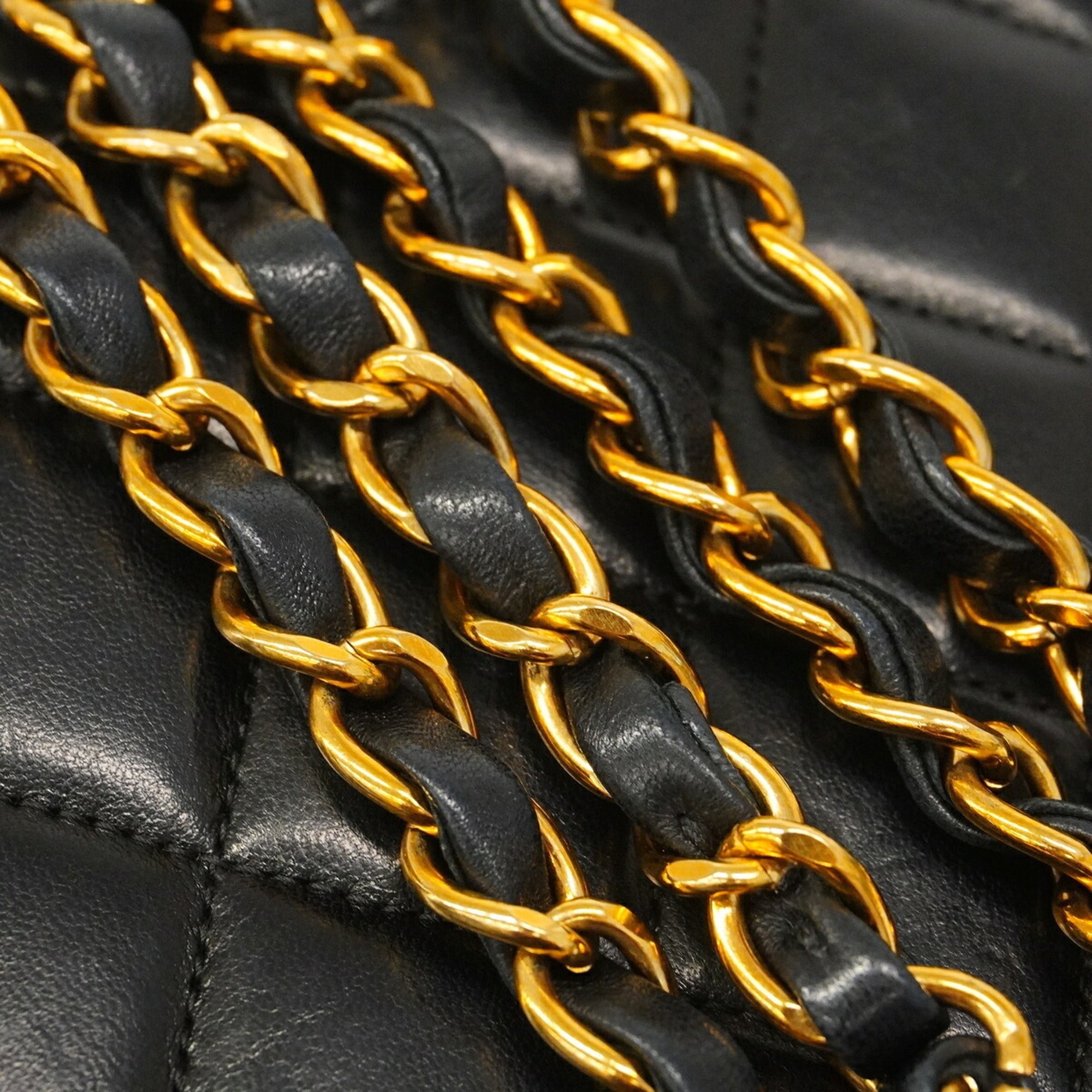 Chanel Black Leather Shoulder Bag (Pre-Owned)