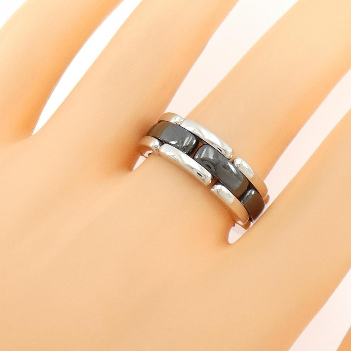 Chanel White Gold White Gold (18K) Ceramic Band Ring (Pre-Owned)