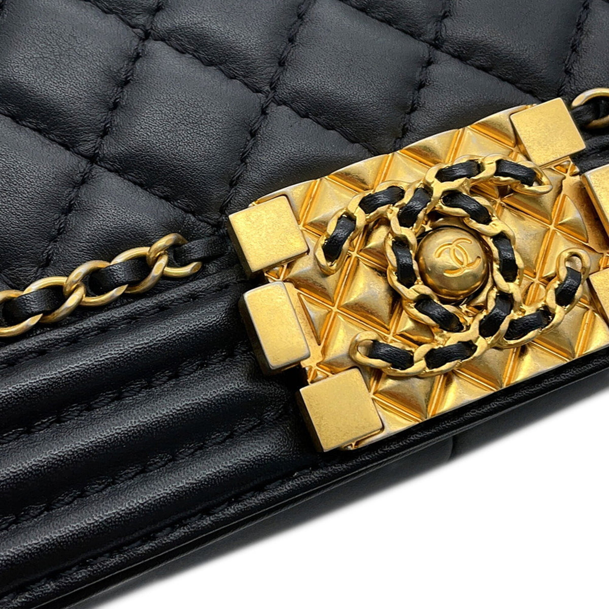 Chanel Boy Chanel Black Grained Calfskin Handbag Shoulder Bag (Pre-Owned)
