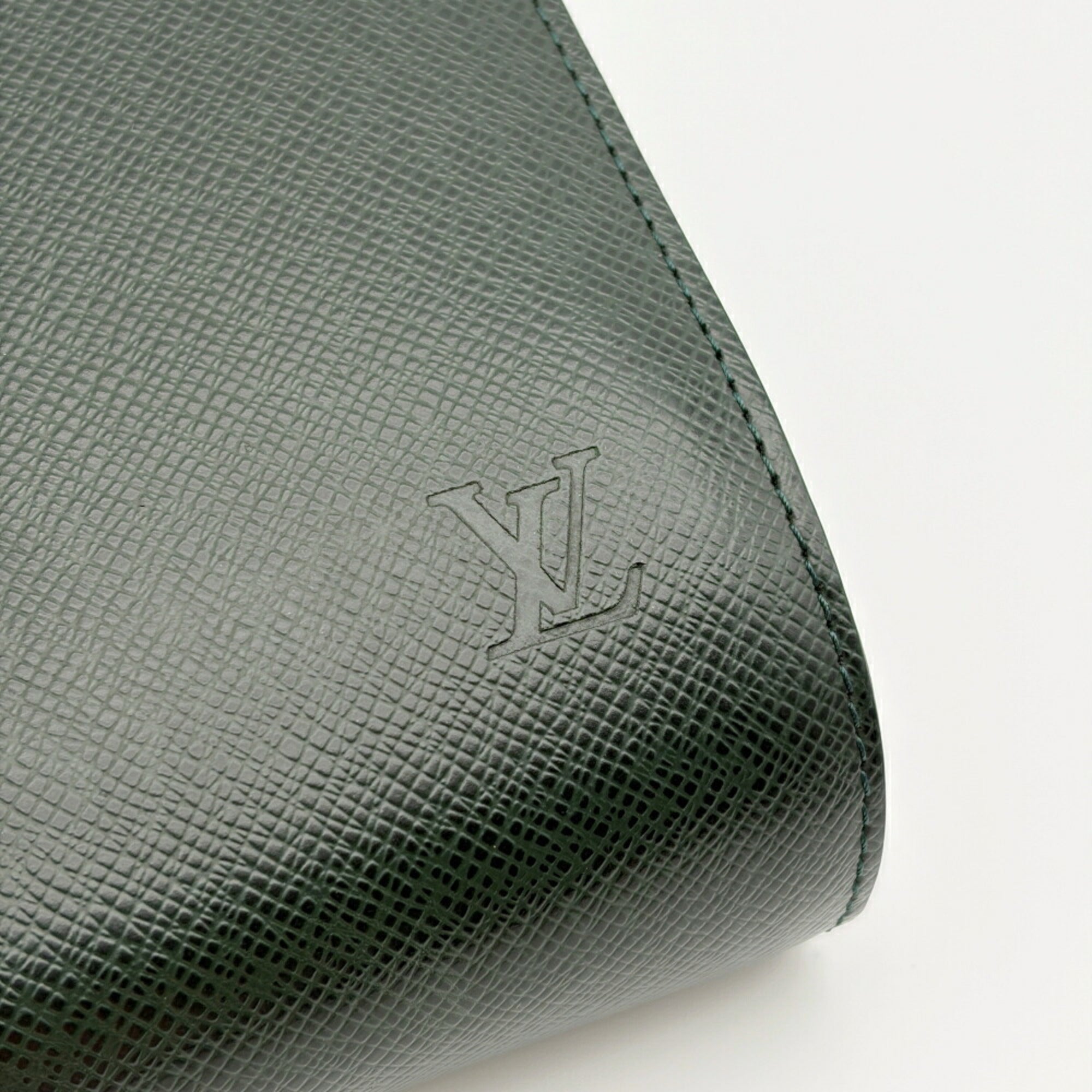 Louis Vuitton Episea Taiga Leather Leather Clutch Bag (Pre-Owned)