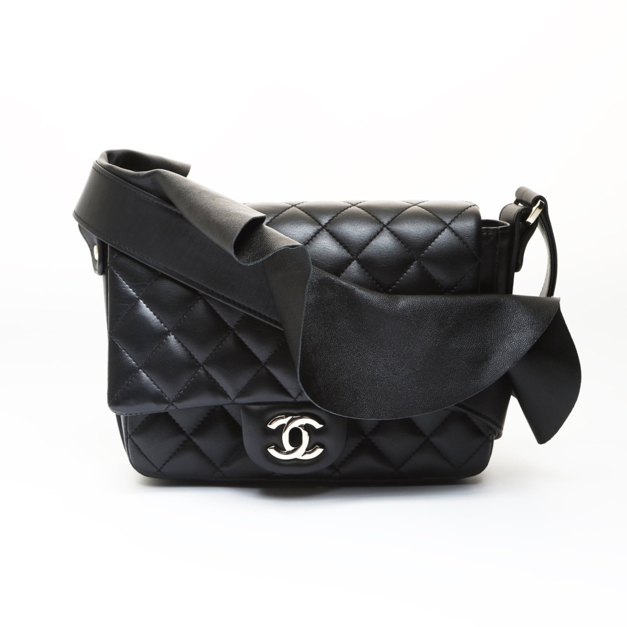 Chanel Matelasse Black Leather Shoulder Bag (Pre-Owned)